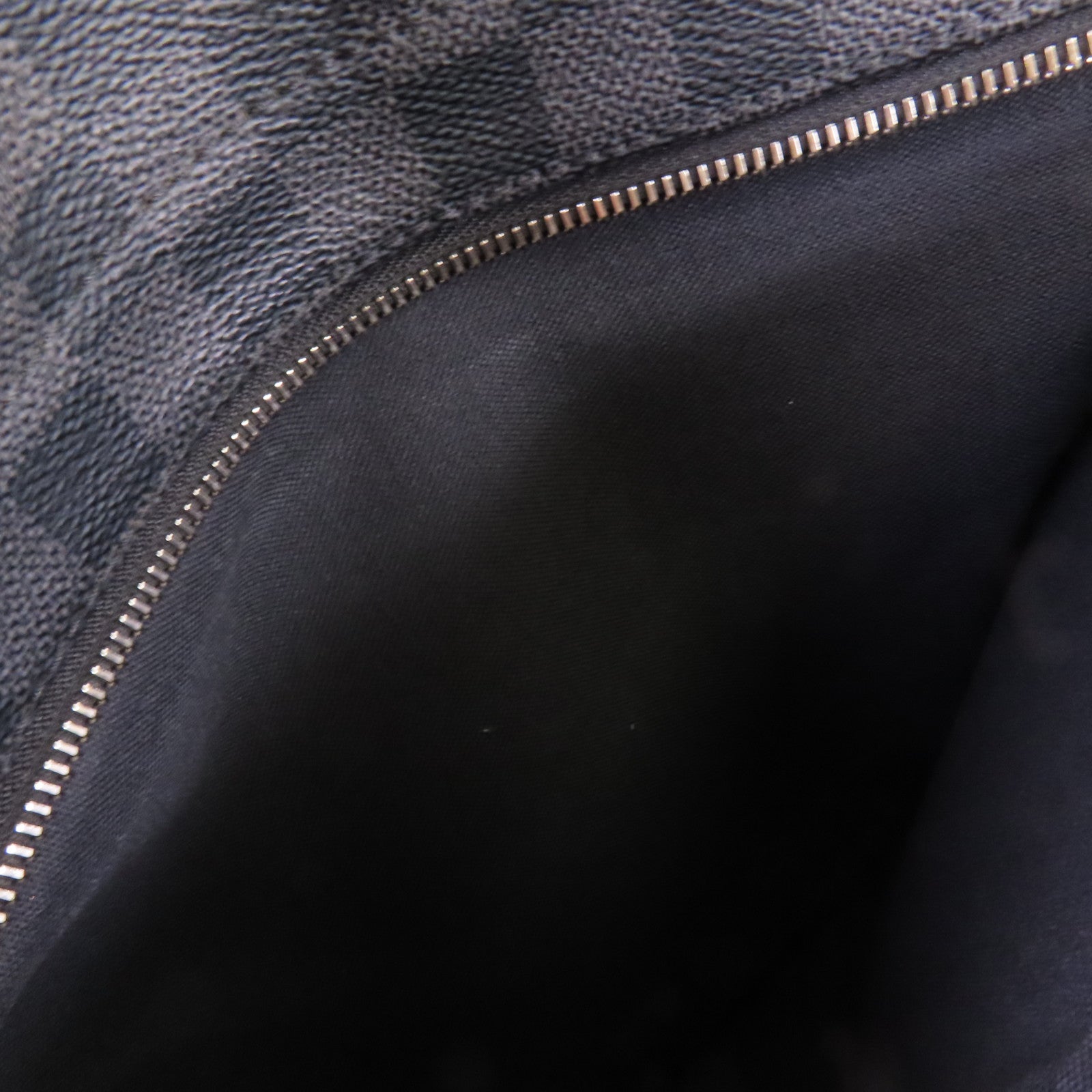 LOUIS VUITTON 【激減優惠】Damier Graphite District GM肩背袋