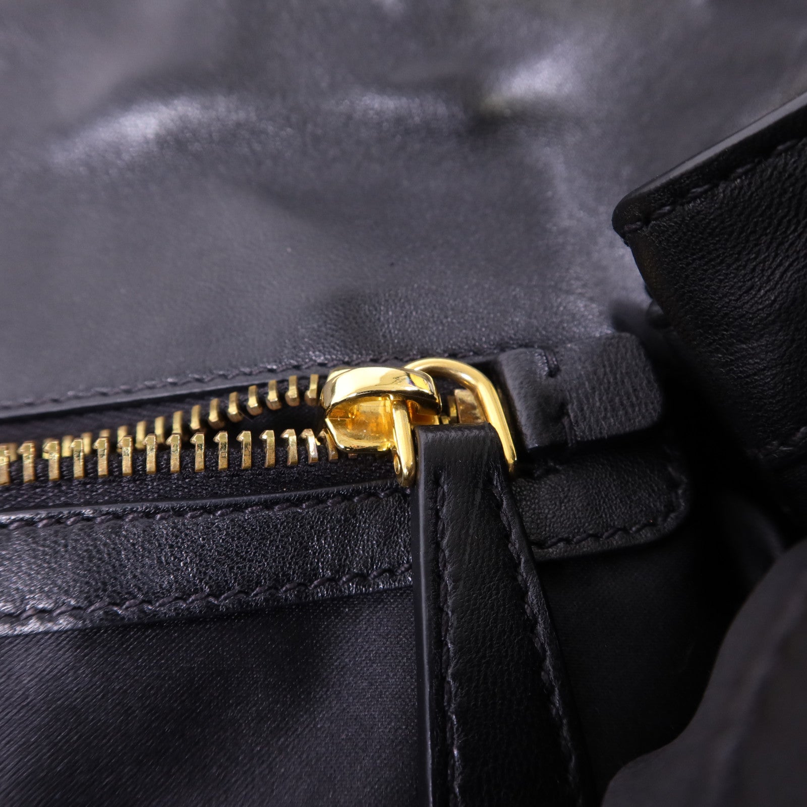 Miu Miu 牛皮皮革Clutch Bag金扣手拿包