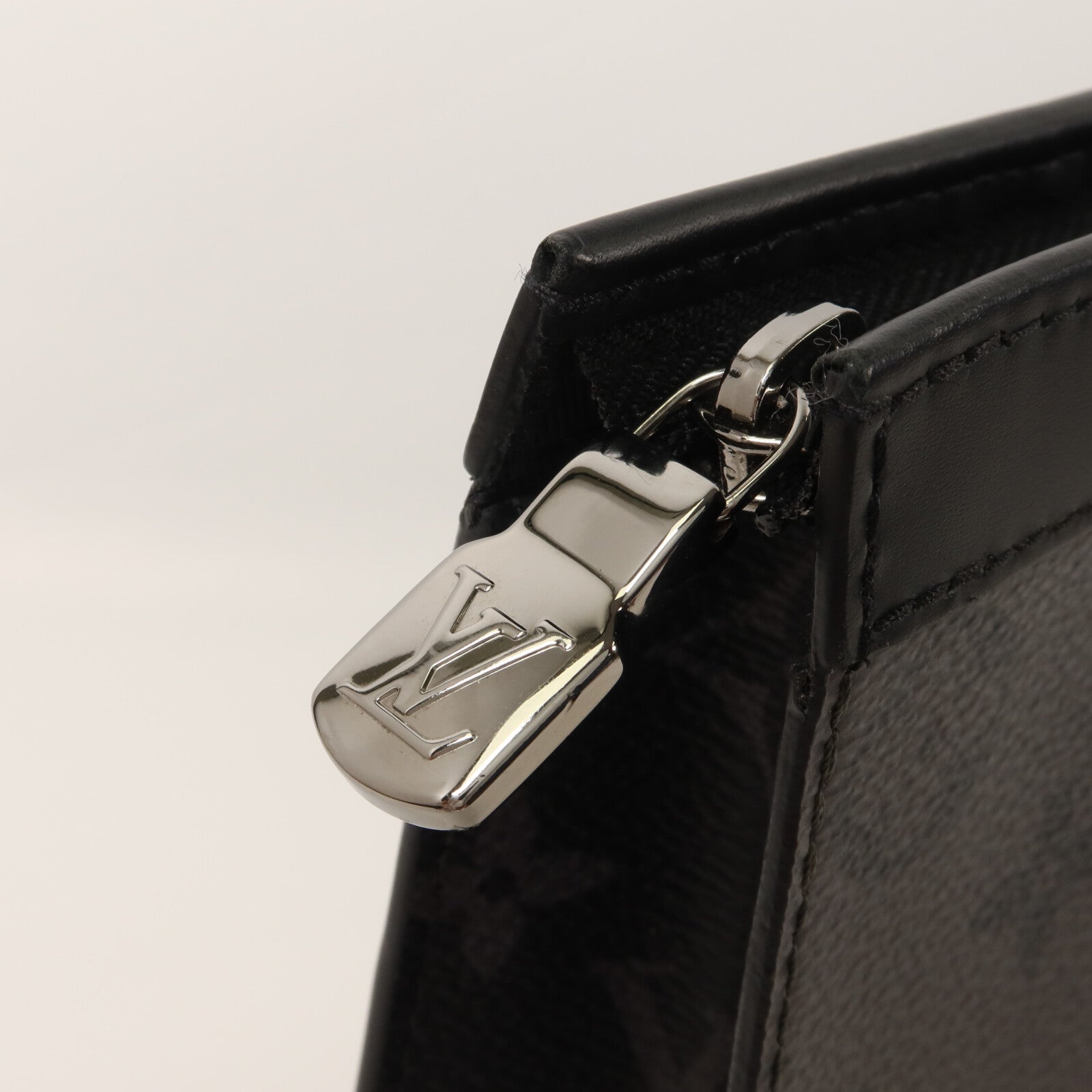 LOUIS VUITTON Monogram Eclipse Pochette Voyage MM手拿包