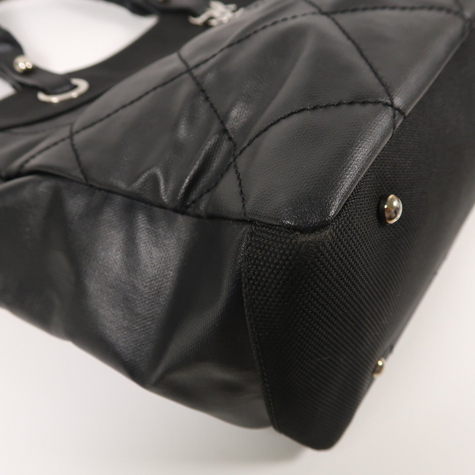 CHANEL 菱格塗層帆布Biarritz Tote MM銀扣手挽袋黑色