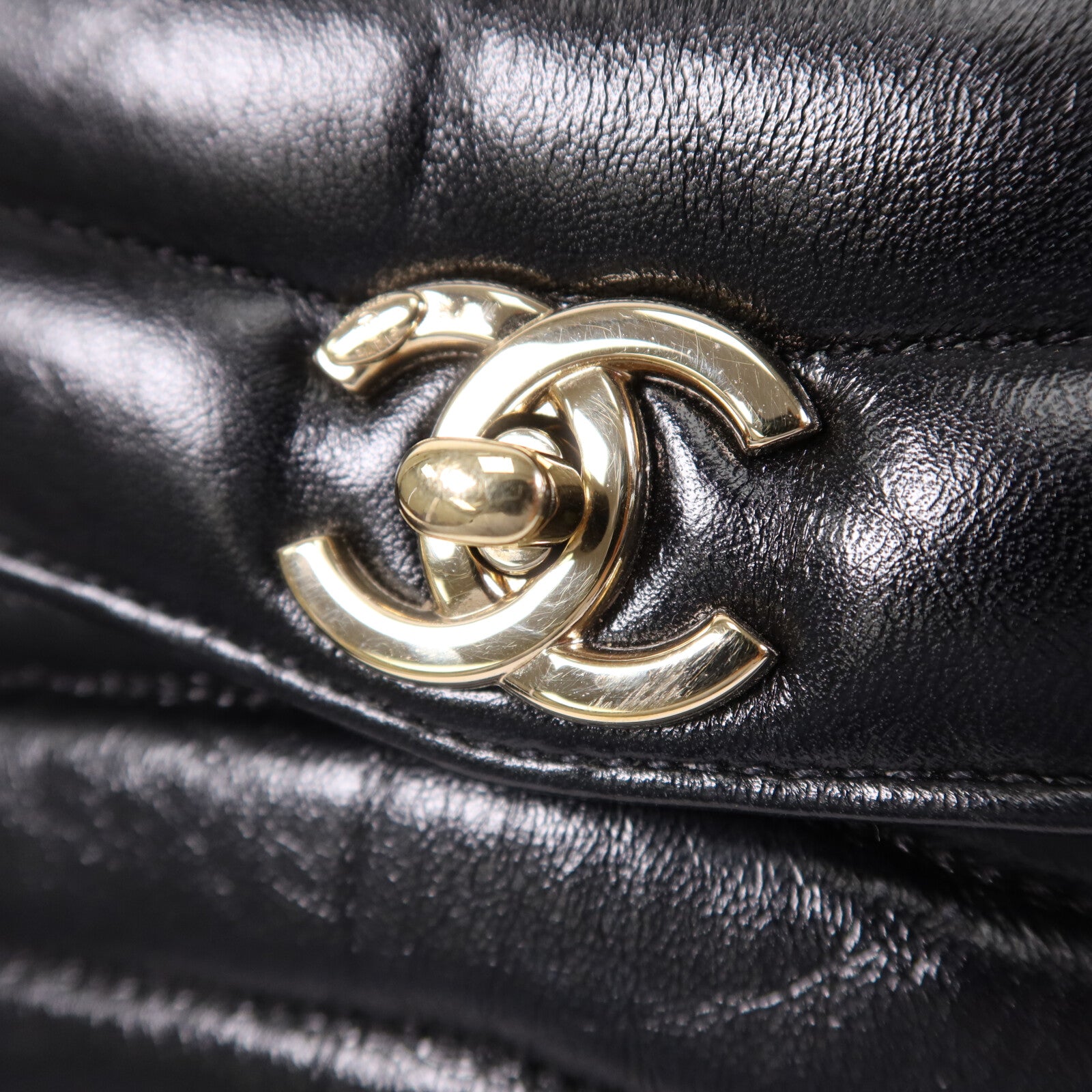 CHANEL 羊皮皮革Seasonal Chevron Flap金扣鏈帶肩背袋