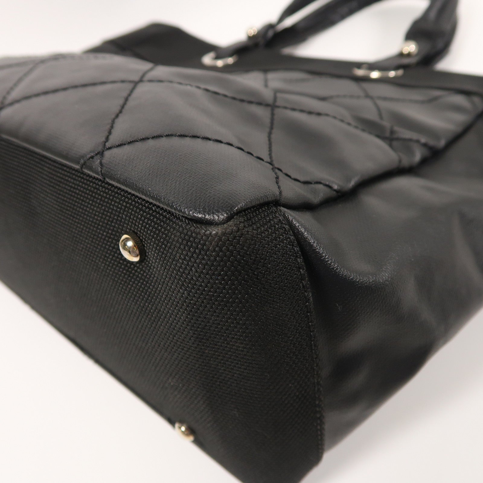 CHANEL 菱格塗層帆布Biarritz Tote MM銀扣手挽袋黑色