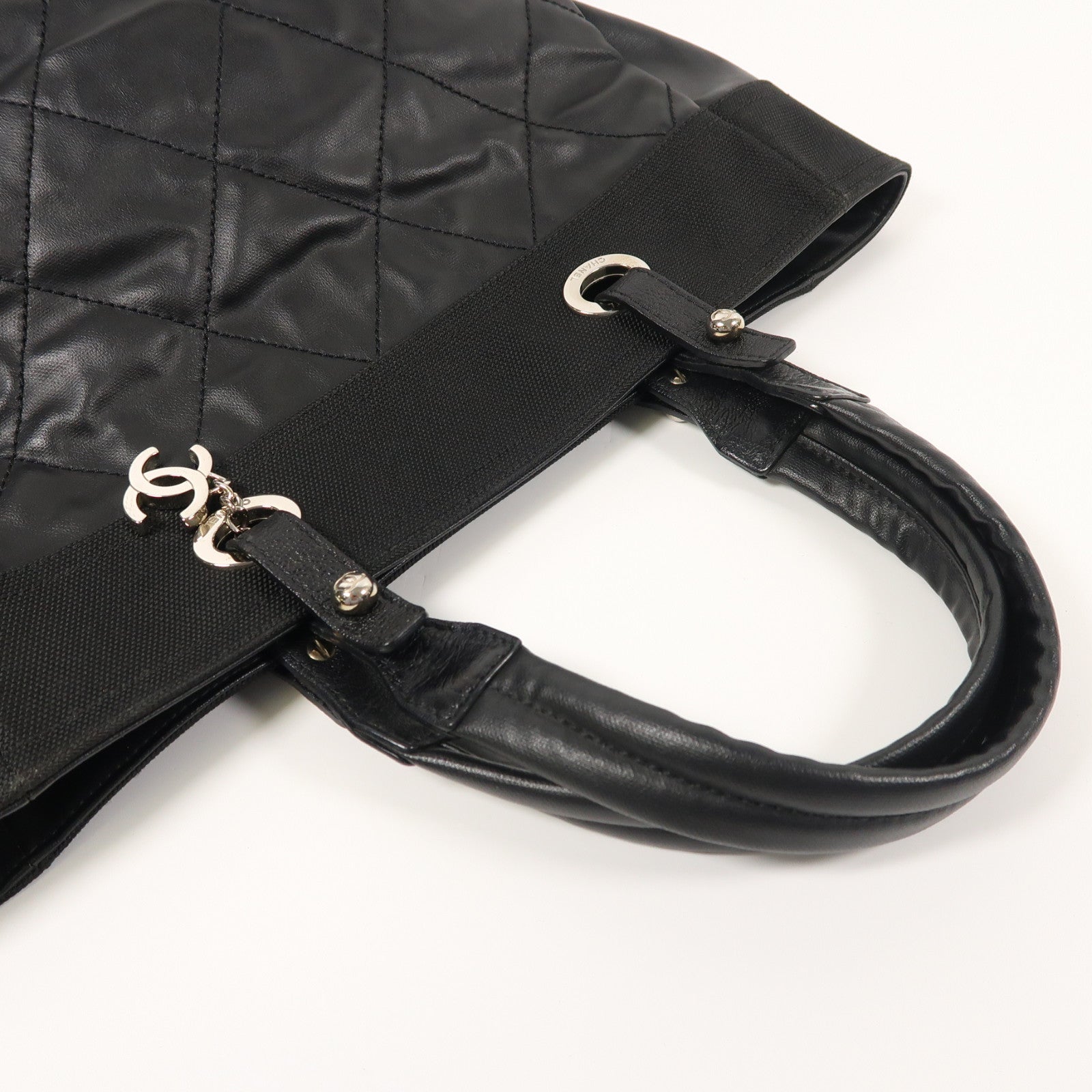 CHANEL 菱格塗層帆布Biarritz Tote MM銀扣手挽袋黑色