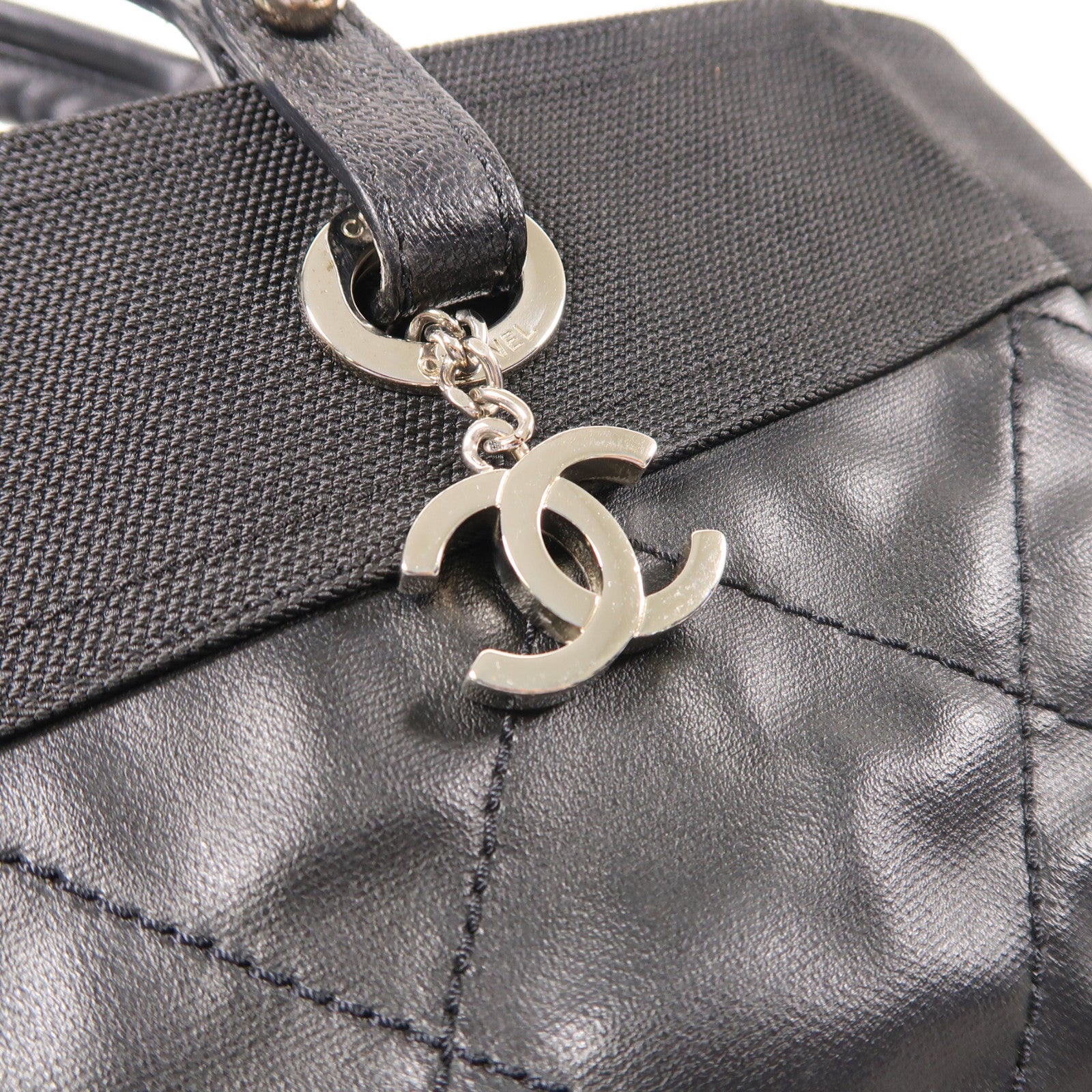 CHANEL 菱格塗層帆布Biarritz Tote MM銀扣手挽袋黑色