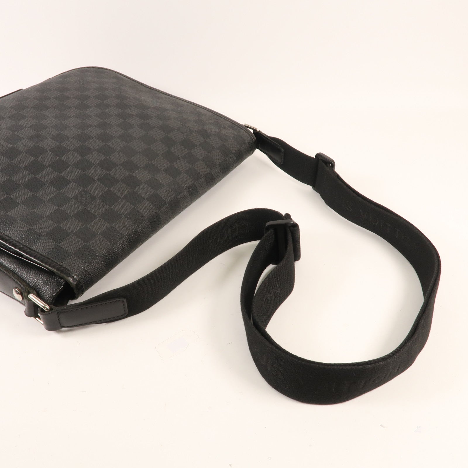 LOUIS VUITTON Damier Graphite Daniel GM銀扣肩背袋