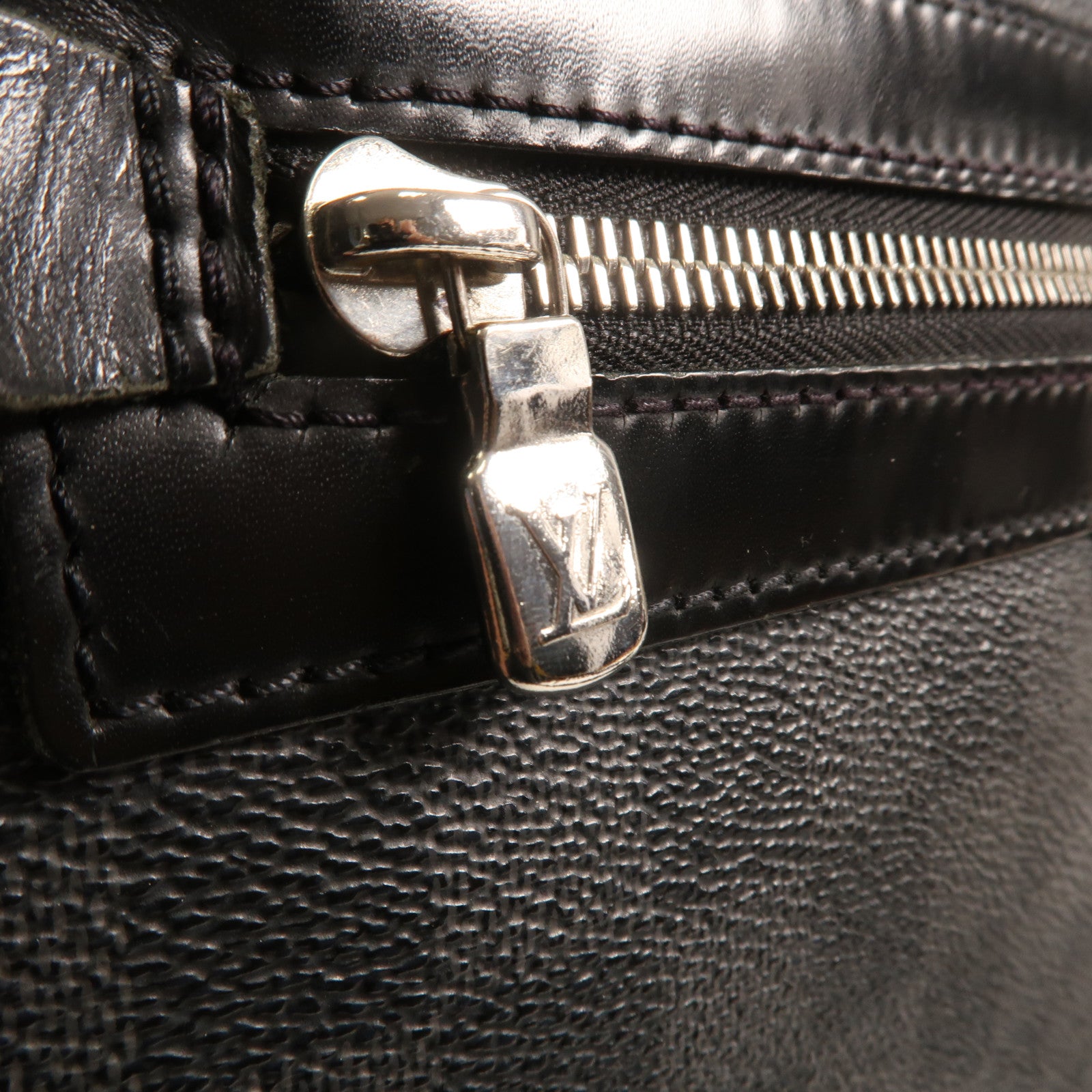 LOUIS VUITTON Damier Graphite Daniel GM銀扣肩背袋