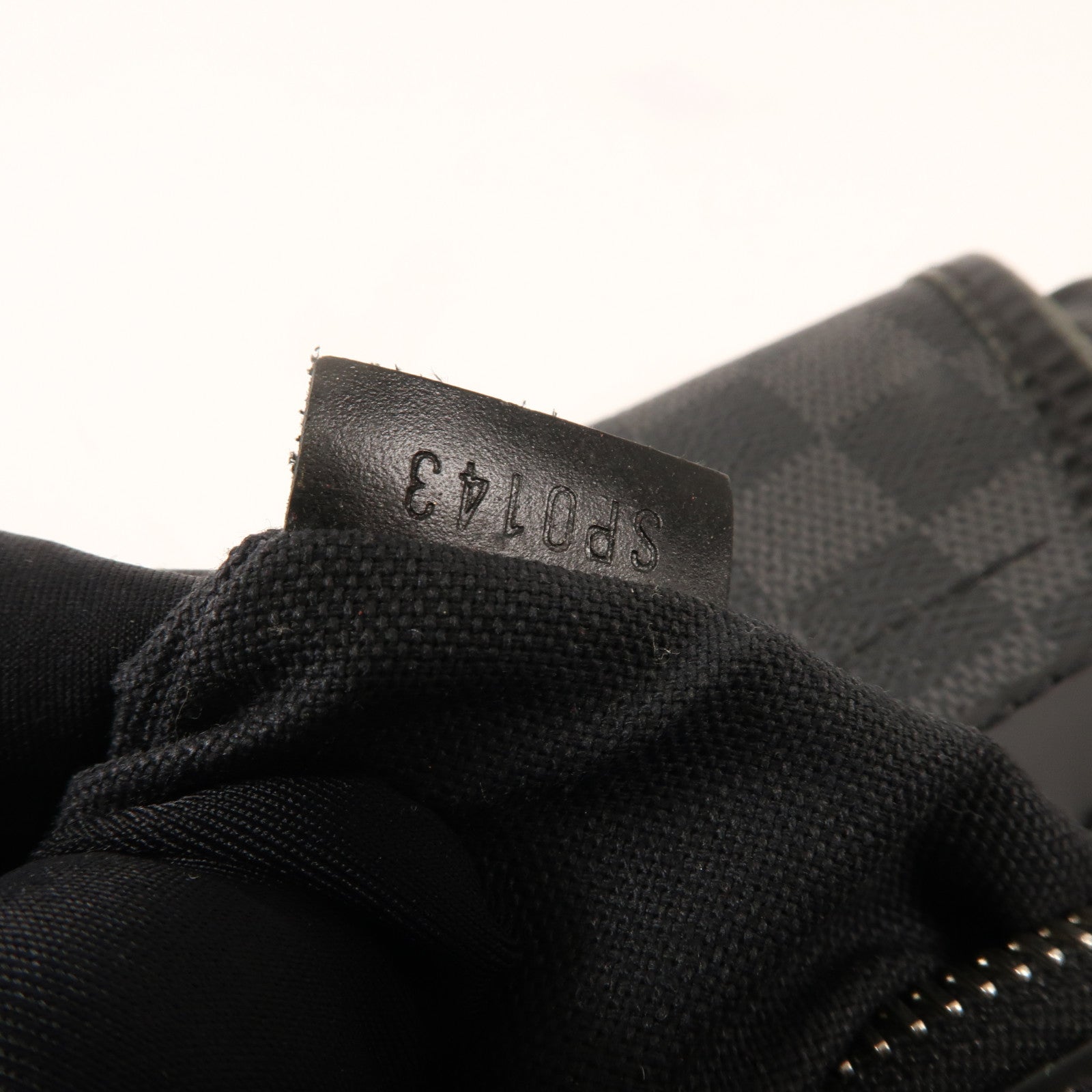 LOUIS VUITTON Damier Graphite Daniel GM銀扣肩背袋