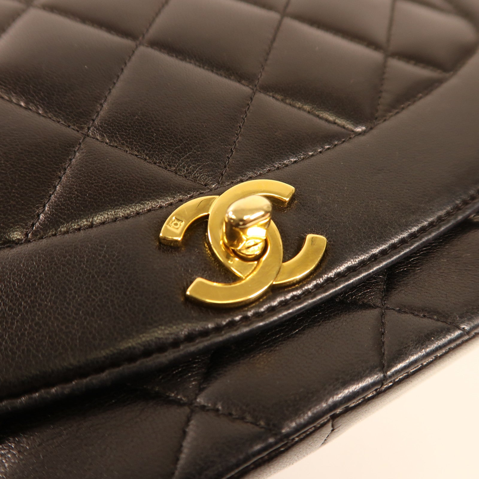 CHANEL 羊皮皮革Diana Shoulder金扣鏈帶肩背袋