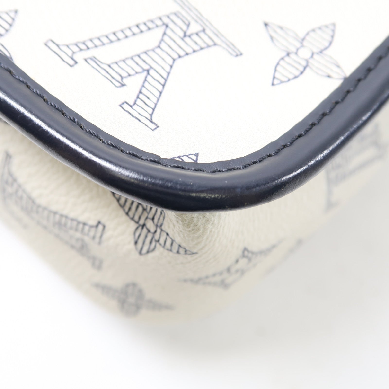 LOUIS VUITTON 【激減優惠】Monogram Savane Messenger BB銀扣手拿包黑色