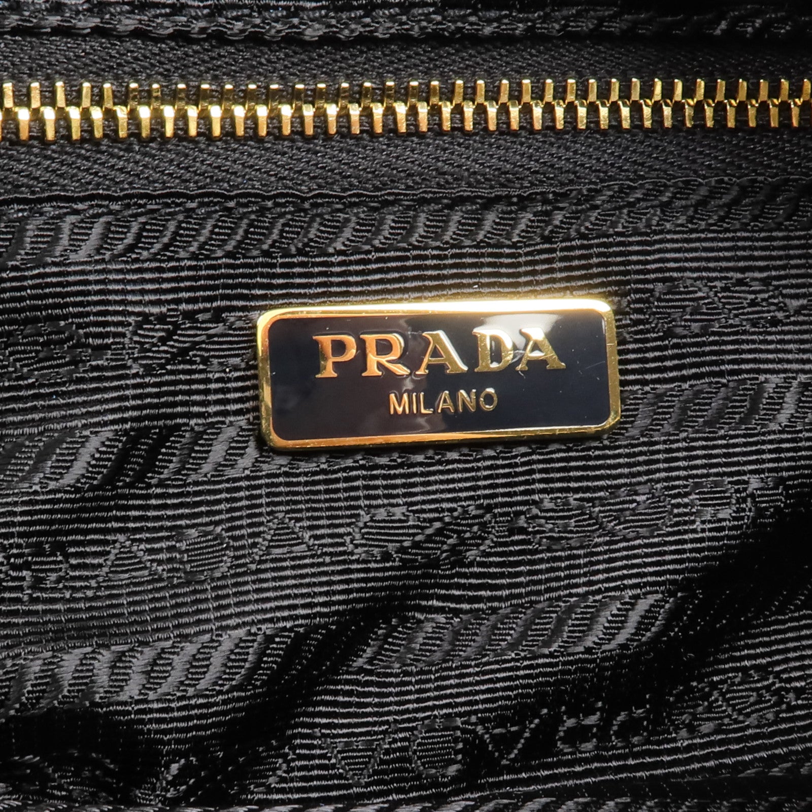 PRADA 尼龍Pouch金扣手拿包