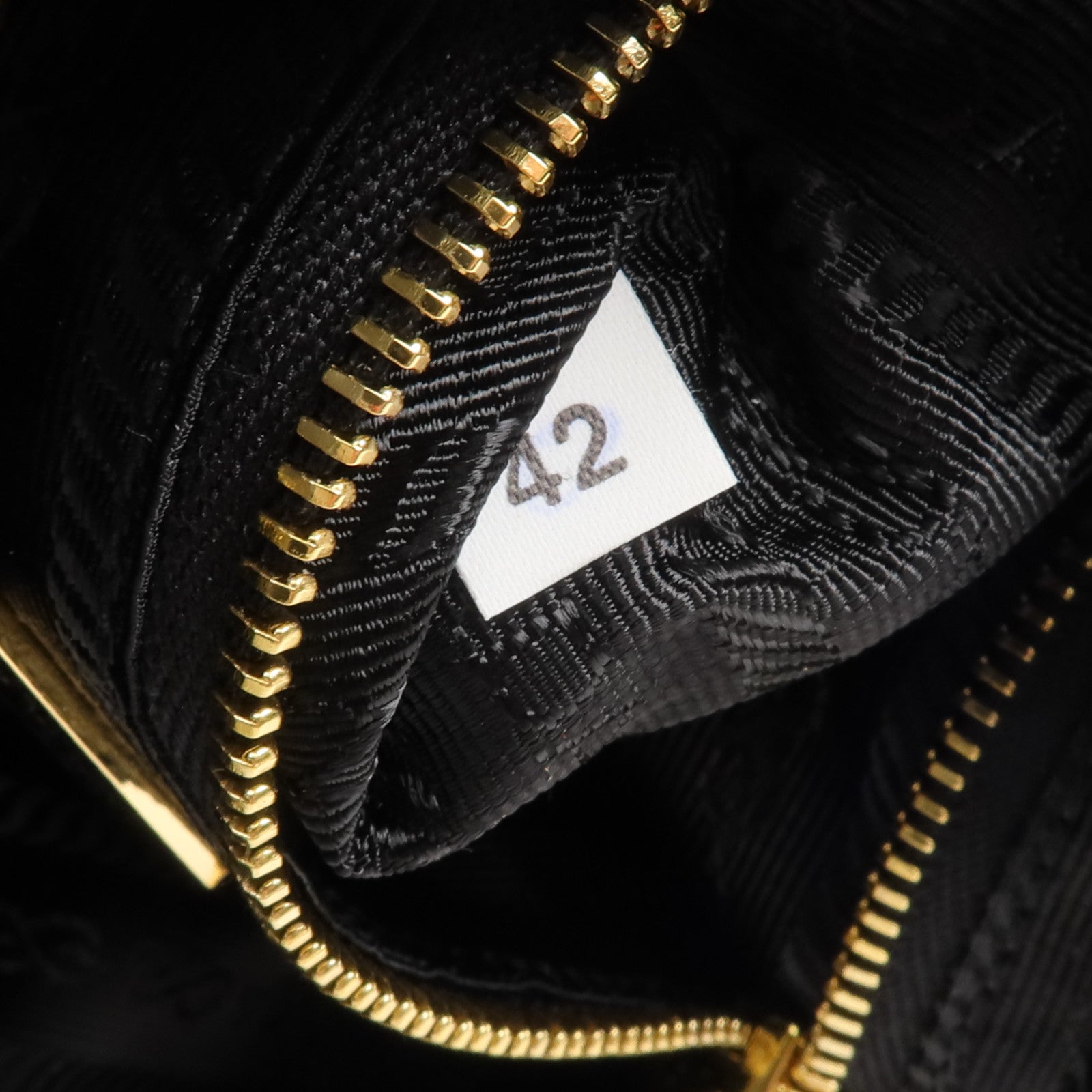 PRADA 尼龍Pouch金扣手拿包