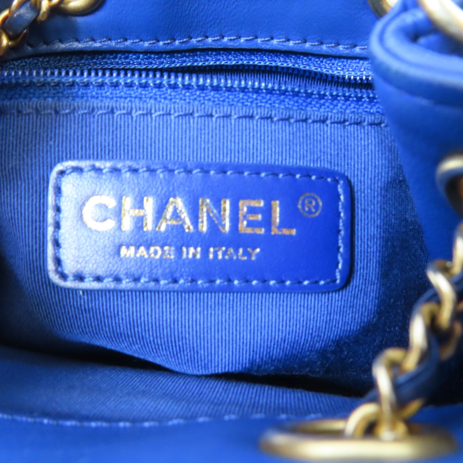 CHANEL 菱格牛皮皮革Egyptian Amulet金扣鏈帶肩背袋藍色