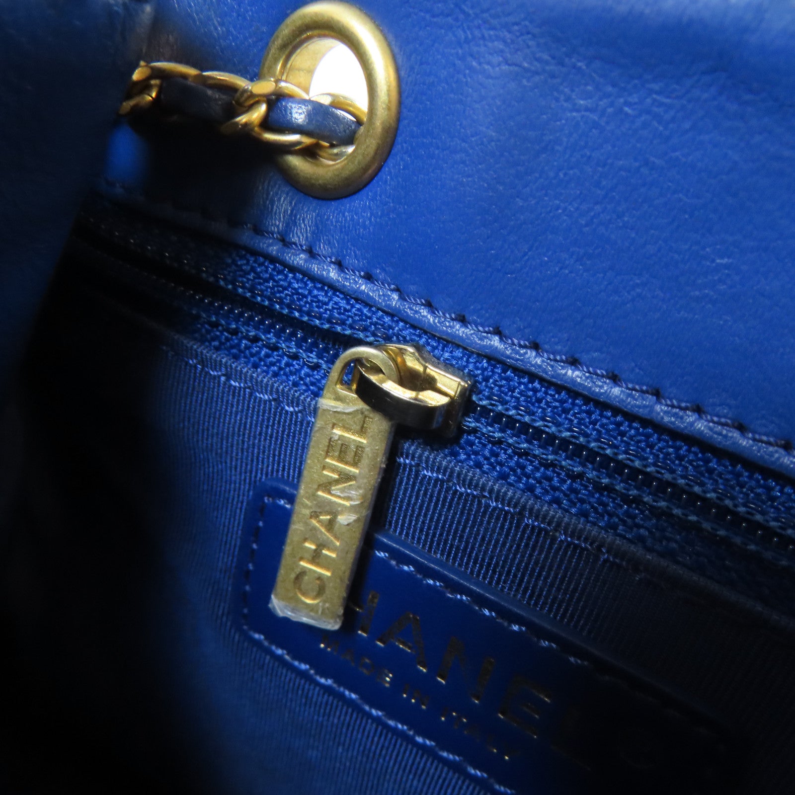 CHANEL 菱格牛皮皮革Egyptian Amulet金扣鏈帶肩背袋藍色