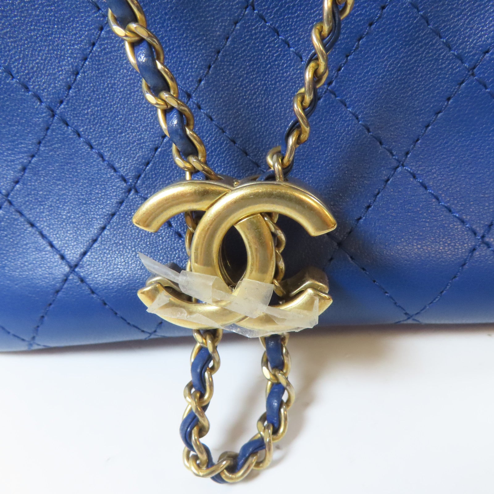 CHANEL 菱格牛皮皮革Egyptian Amulet金扣鏈帶肩背袋藍色