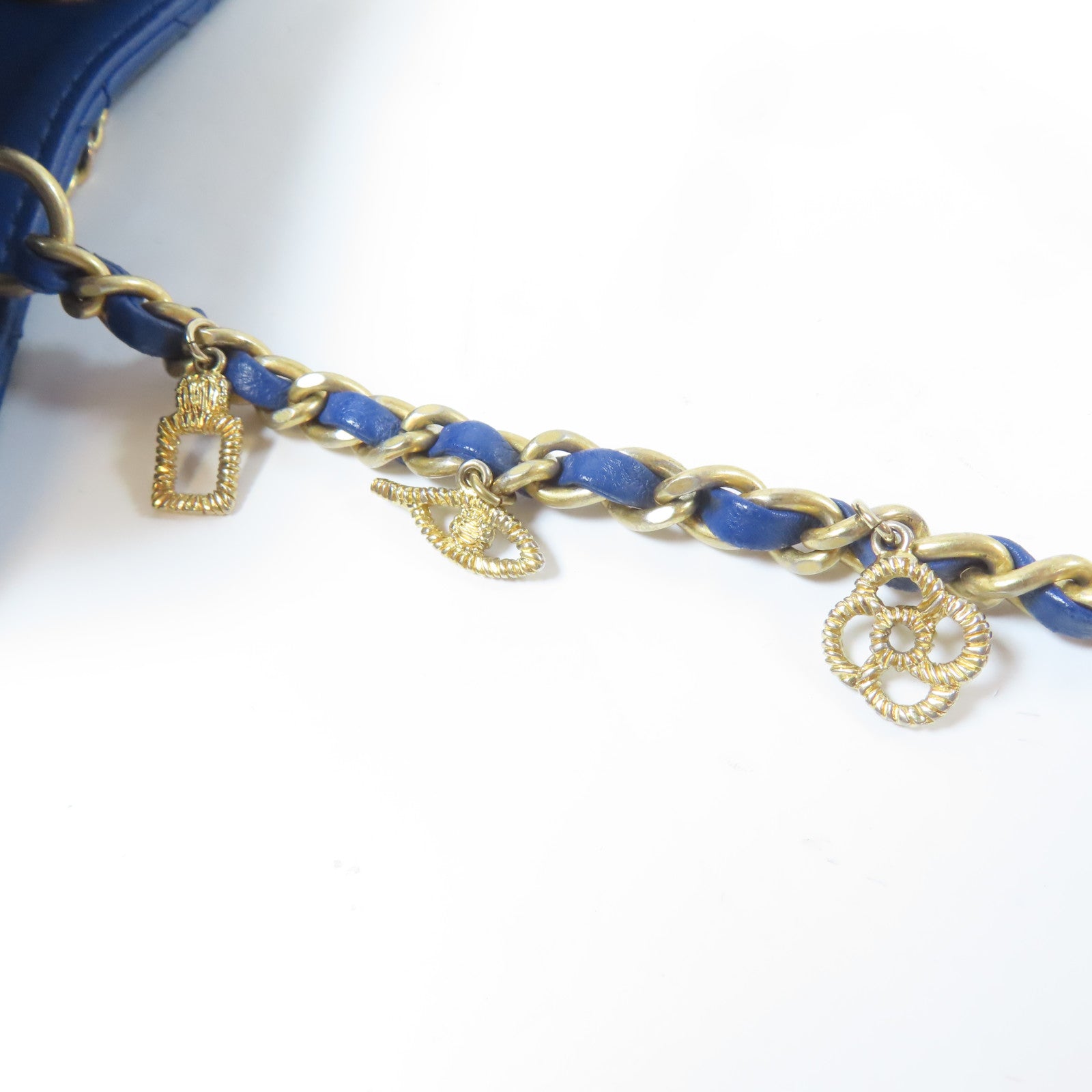 CHANEL 菱格牛皮皮革Egyptian Amulet金扣鏈帶肩背袋藍色