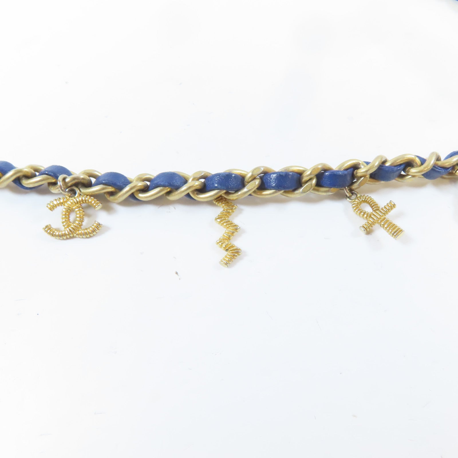 CHANEL 菱格牛皮皮革Egyptian Amulet金扣鏈帶肩背袋藍色