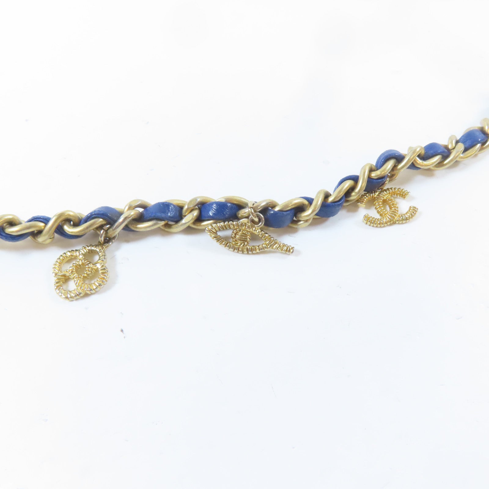 CHANEL 菱格牛皮皮革Egyptian Amulet金扣鏈帶肩背袋藍色