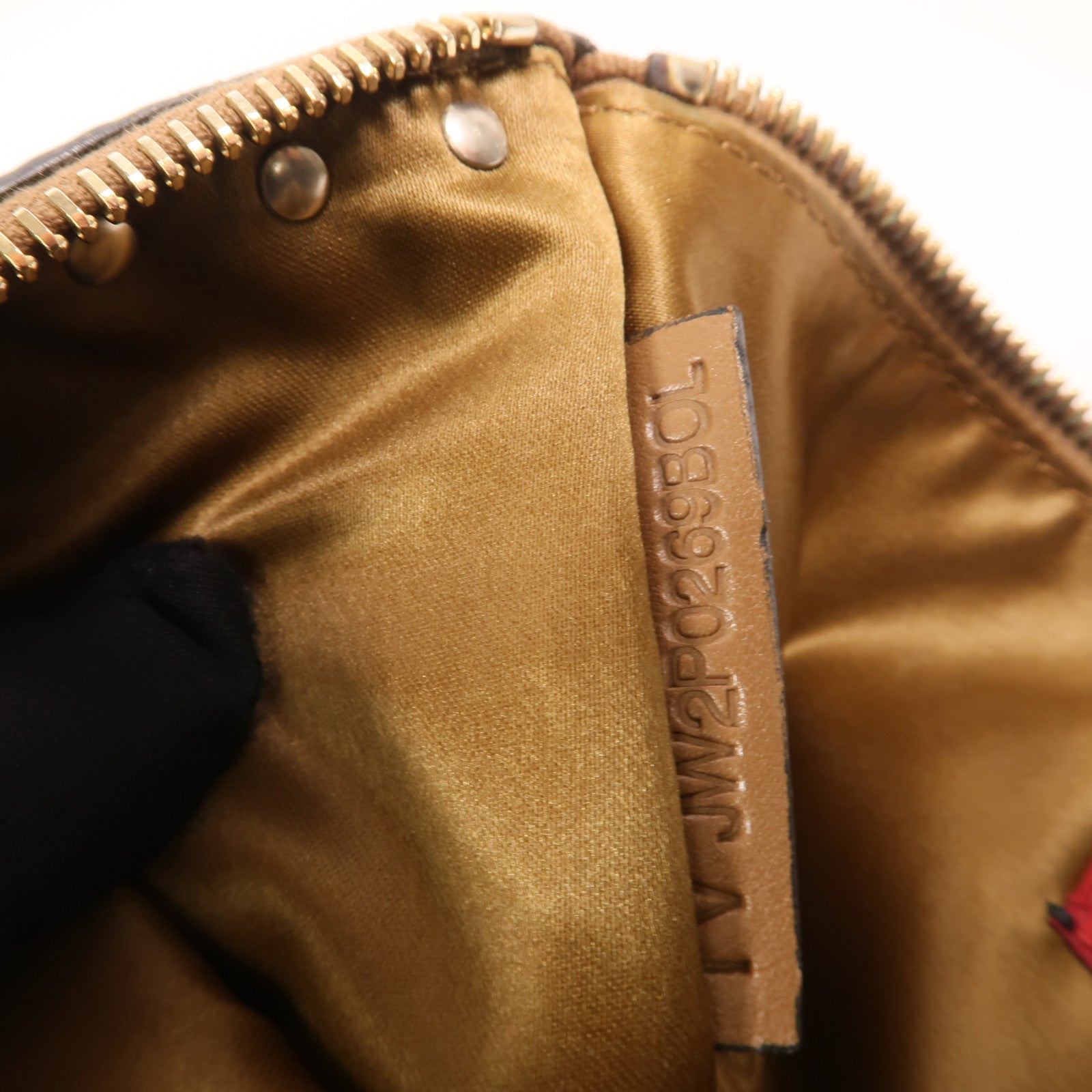 Valentino 牛皮皮革Clutch金扣手拿包