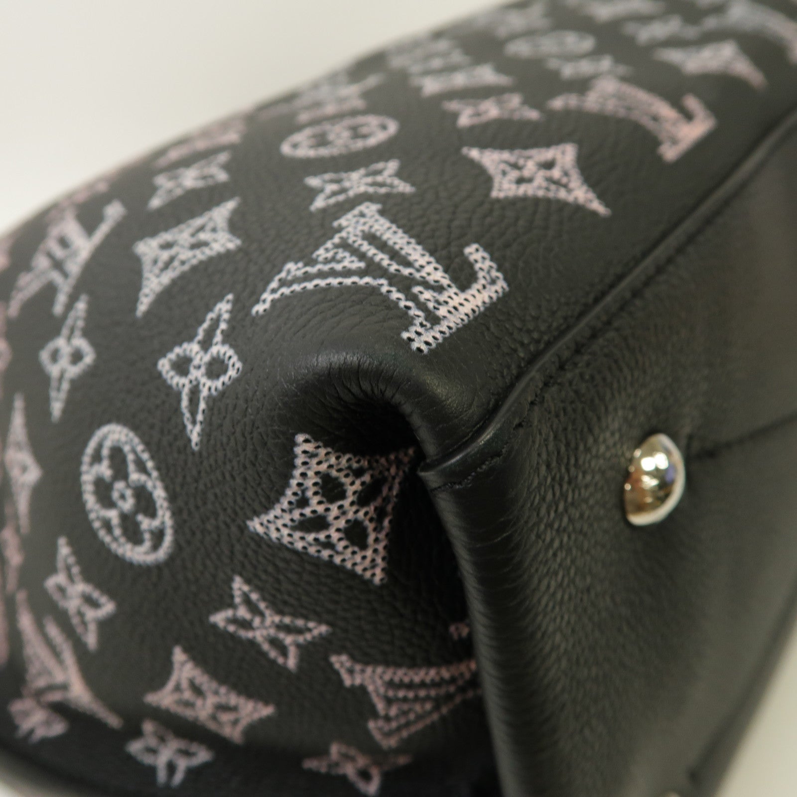 LOUIS VUITTON Monogram Mahina Carmel Hobo Bag銀扣肩背袋黑色