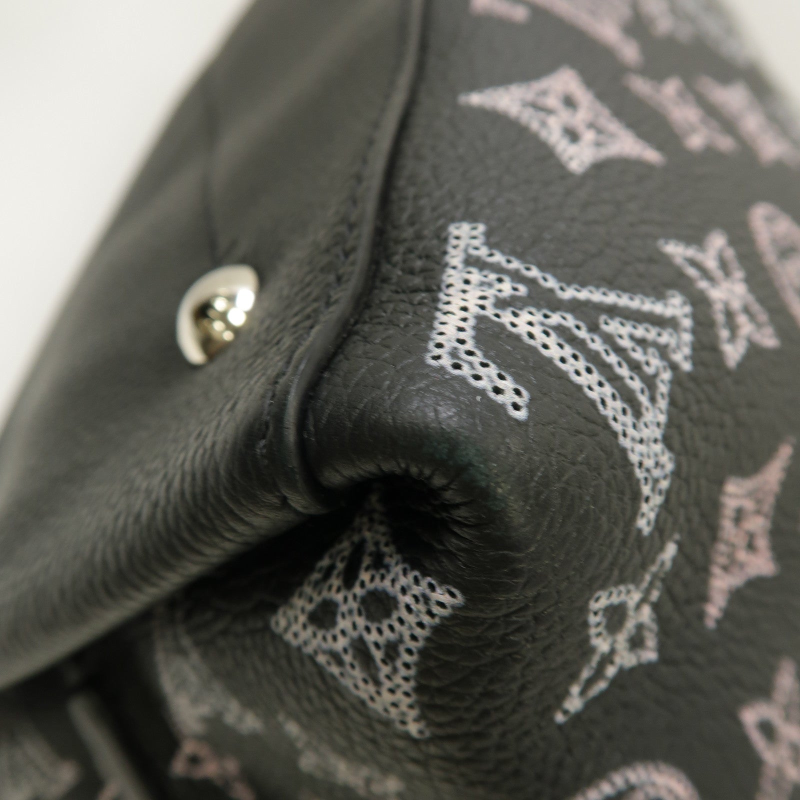 LOUIS VUITTON Monogram Mahina Carmel Hobo Bag銀扣肩背袋黑色