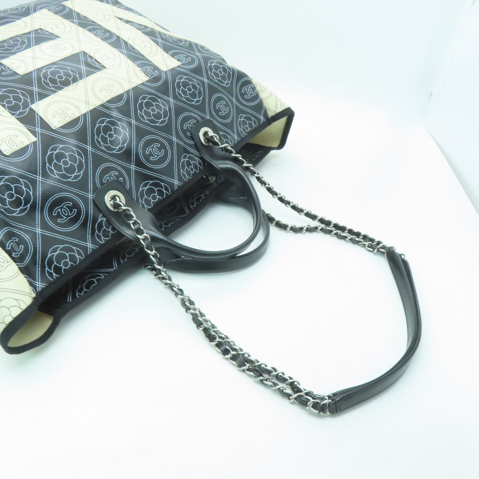 CHANEL 【激減優惠】塗層帆布Camellia Large Shopping Bag銀扣手挽袋黑色/白色