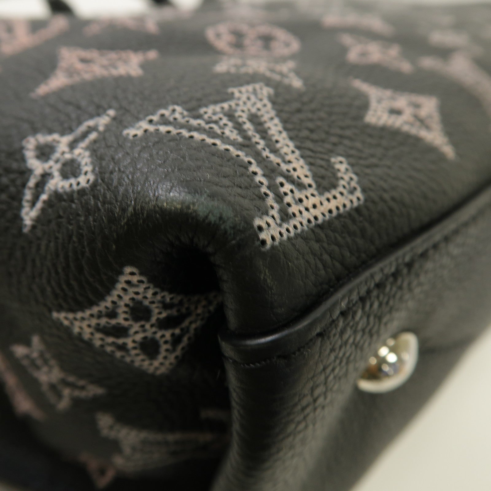 LOUIS VUITTON Monogram Mahina Carmel Hobo Bag銀扣肩背袋黑色