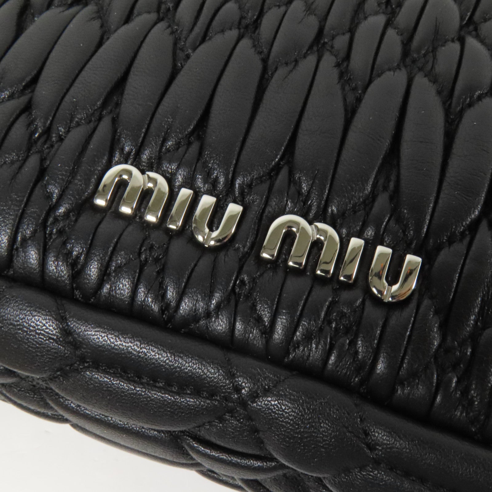 Miu Miu 皮革Shoulder Bag銀扣肩背袋