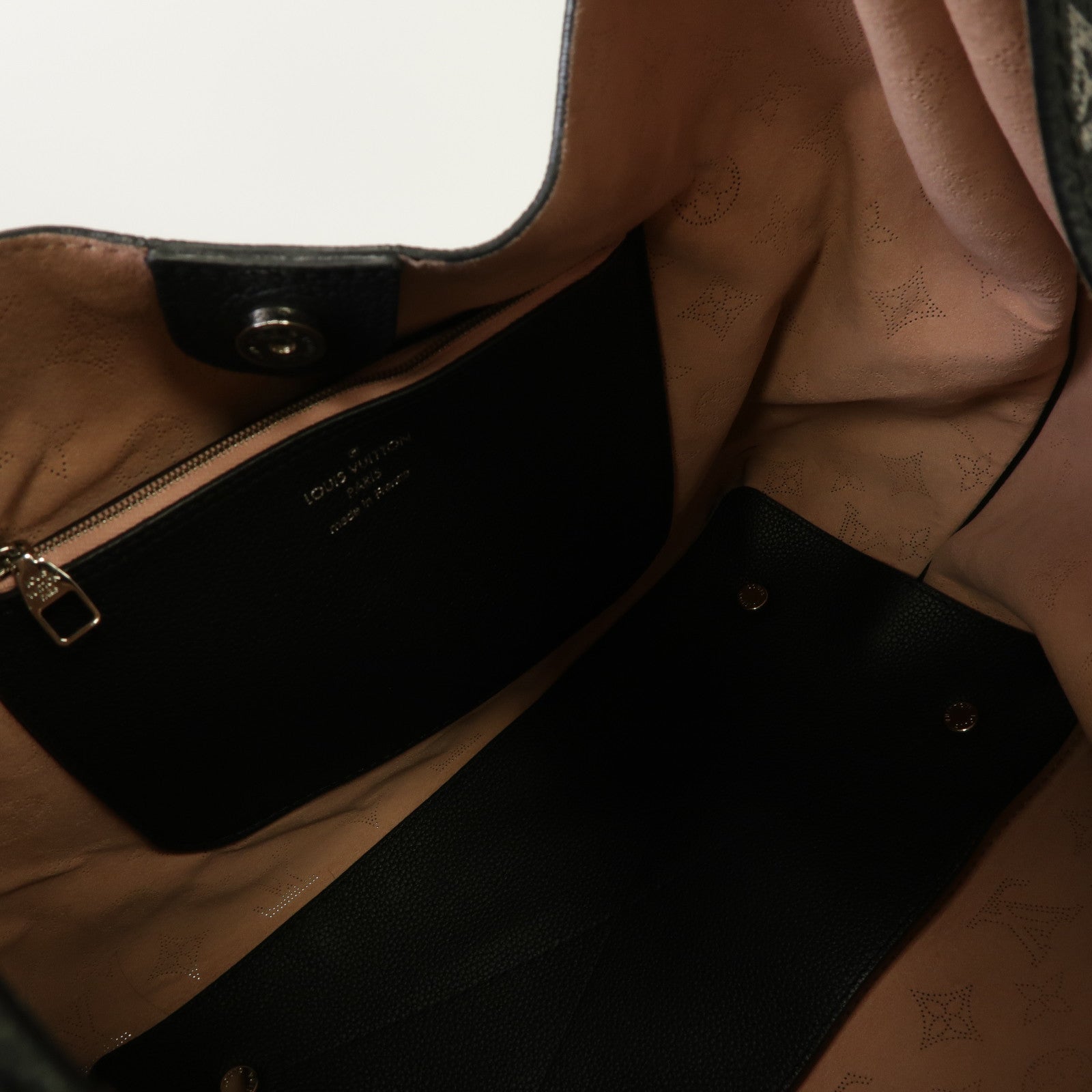 LOUIS VUITTON Monogram Mahina Carmel Hobo Bag銀扣肩背袋黑色