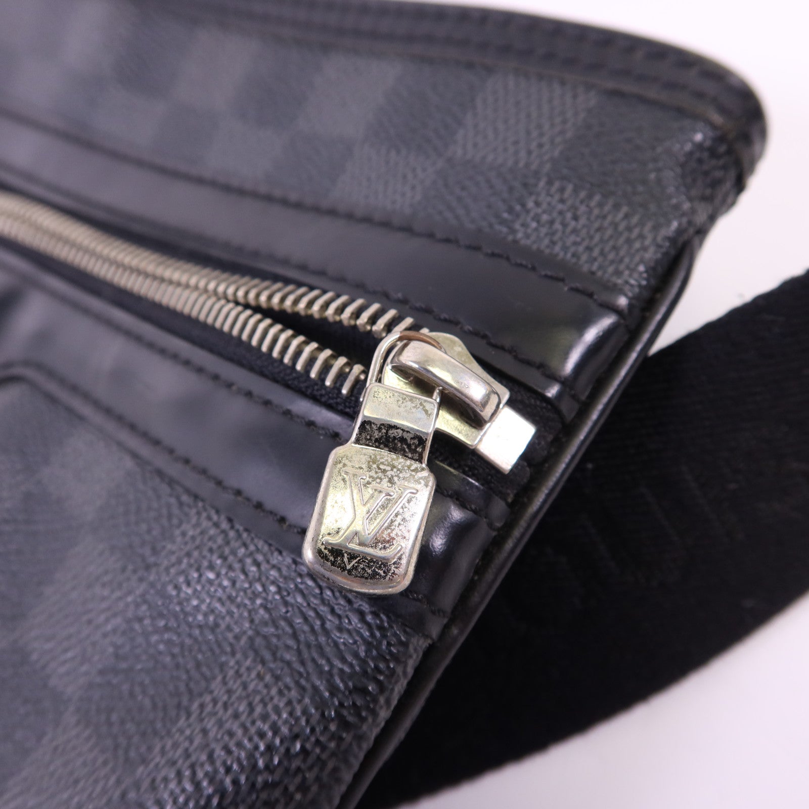 LOUIS VUITTON Damier Graphite Thomas銀扣肩背袋