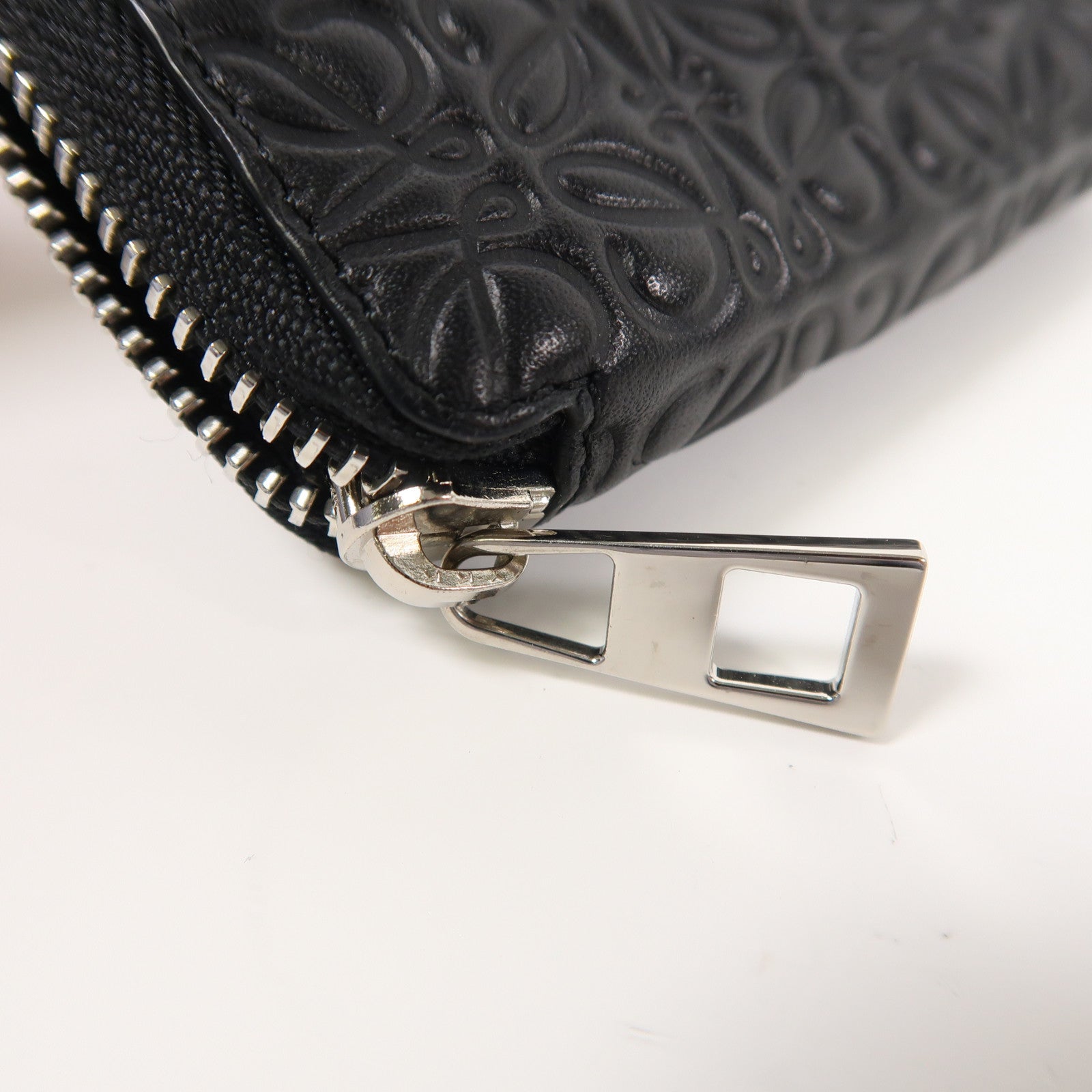 LOEWE 牛皮皮革Zipper Wallet銀扣錢包黑色
