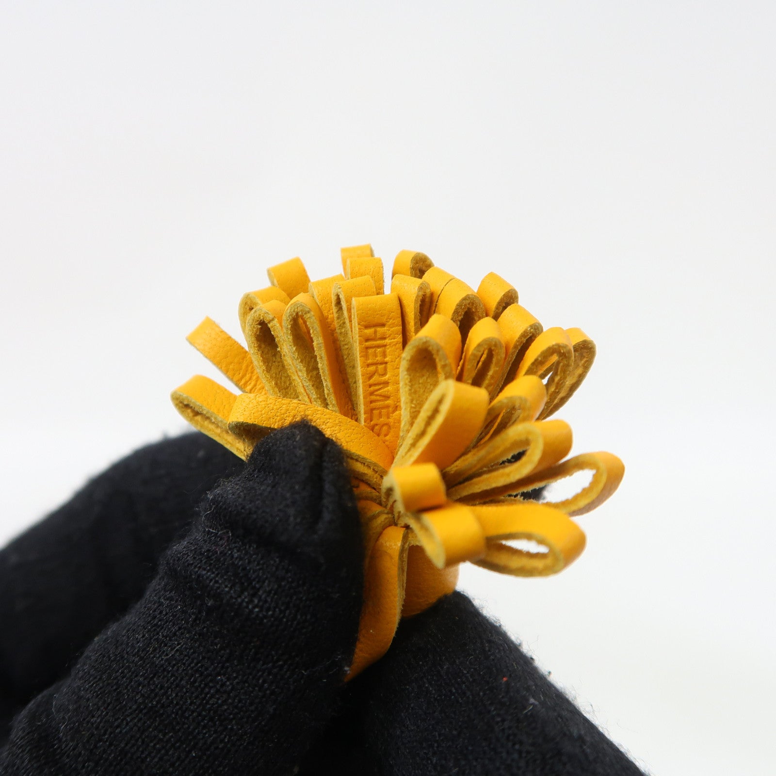 HERMES 【激減優惠】Agneau Milo皮革Carmencita Grand Pom Pom銀扣掛飾太陽黃色