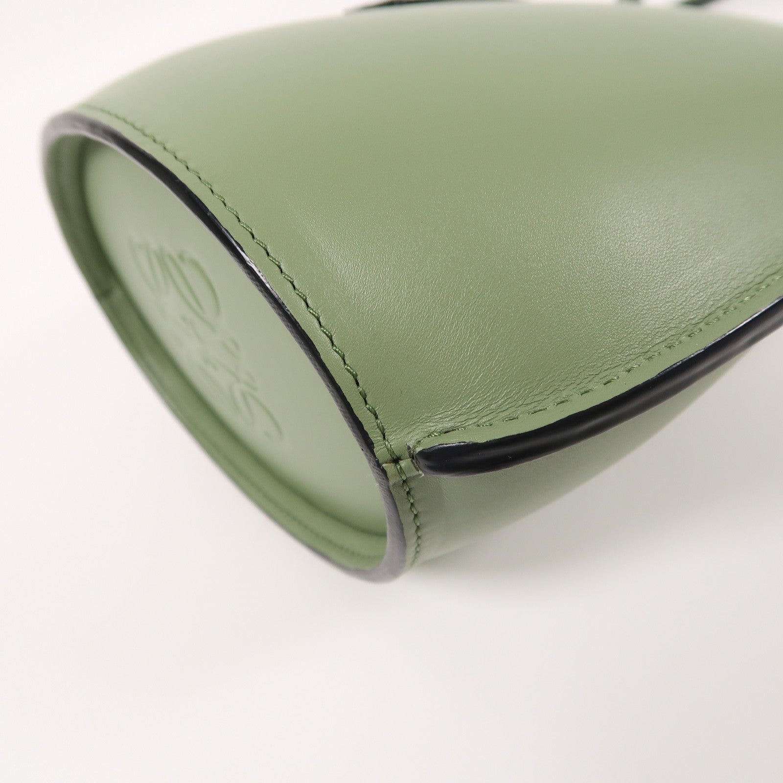 LOEWE 牛皮皮革Molded Bucket肩背袋綠色