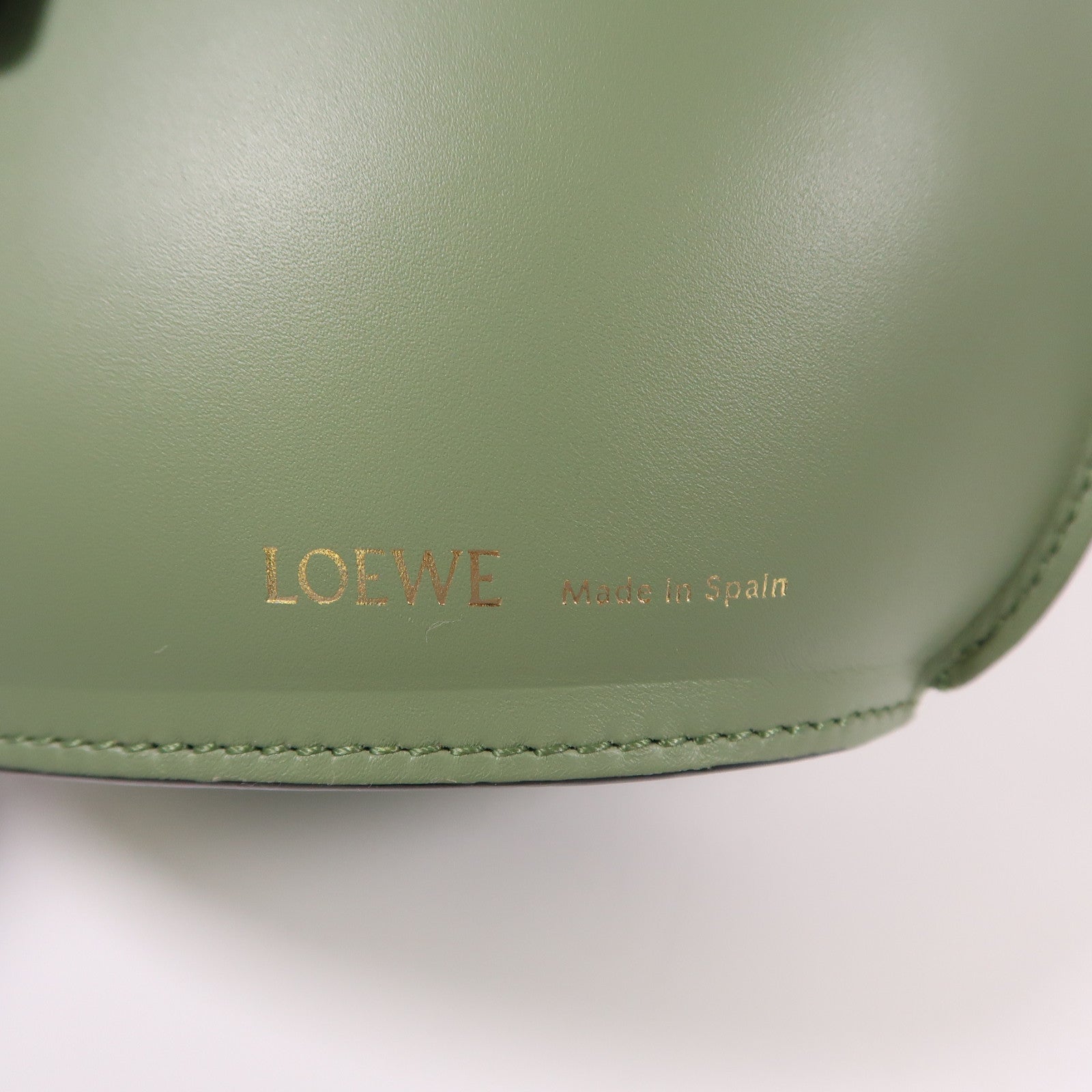 LOEWE 牛皮皮革Molded Bucket肩背袋綠色
