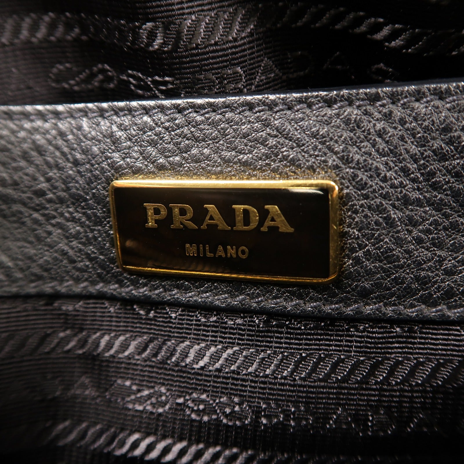 PRADA 牛皮皮革Shoulder Bag金扣肩背袋