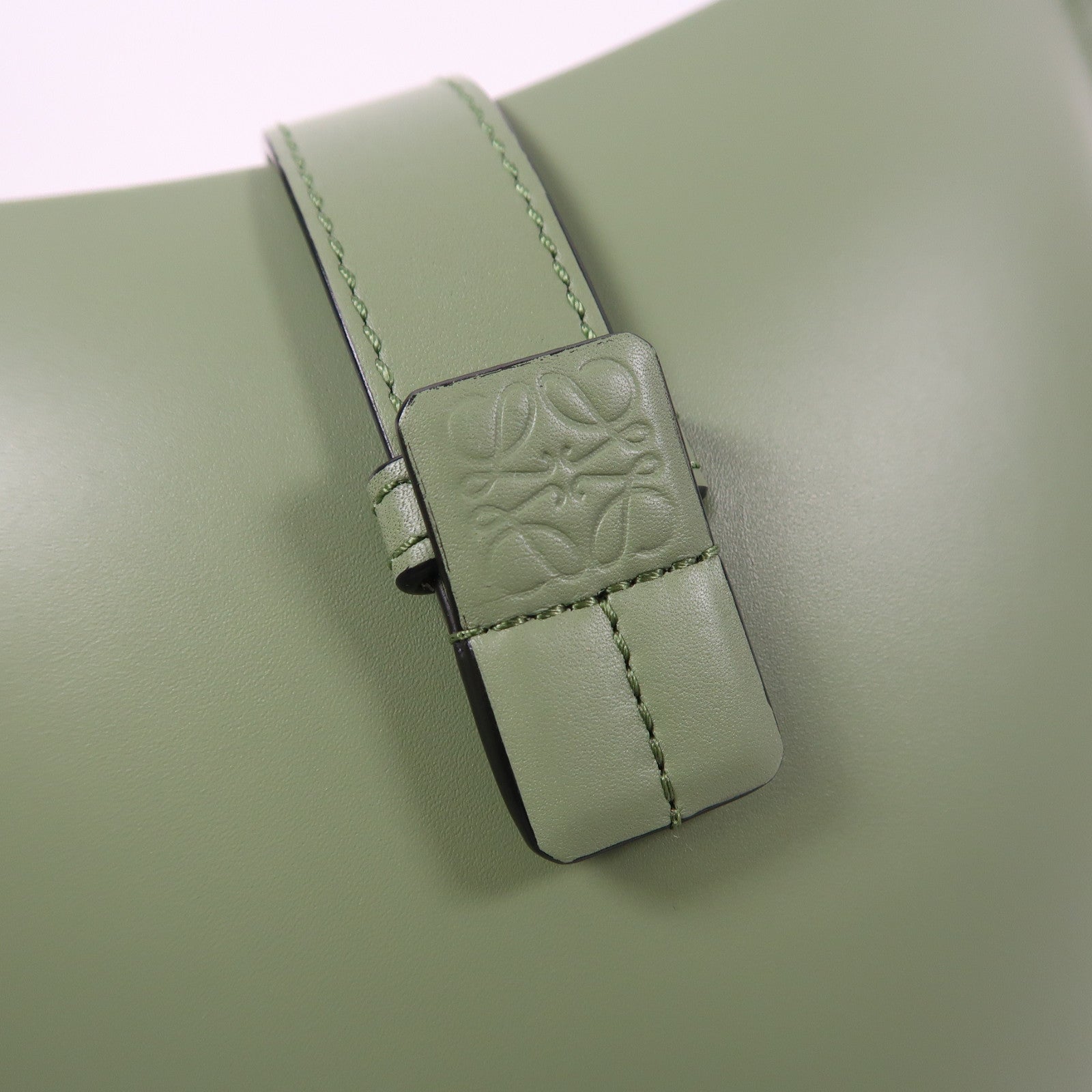 LOEWE 牛皮皮革Molded Bucket肩背袋綠色