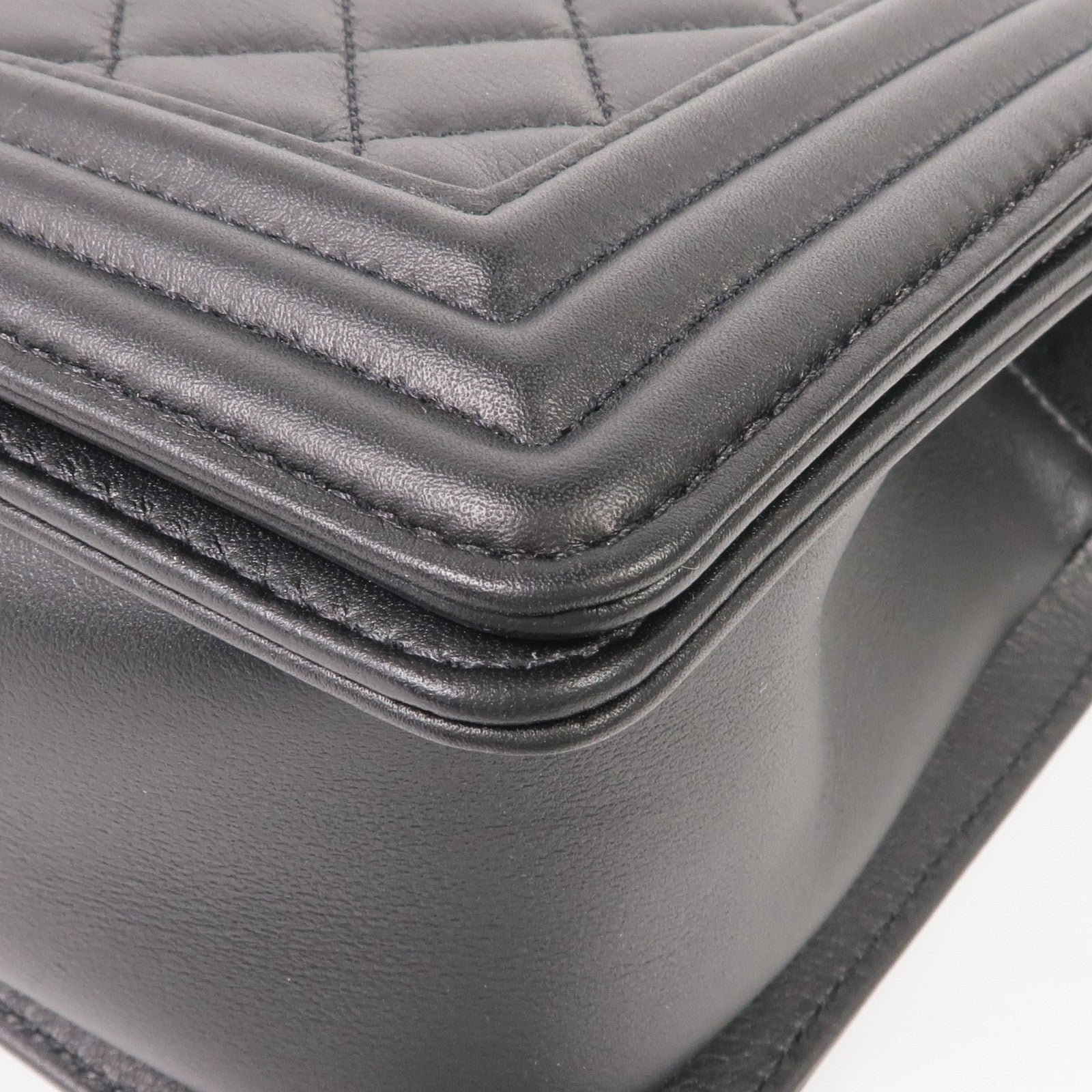 CHANEL 牛皮皮革Boy 25銀扣鏈帶肩背袋