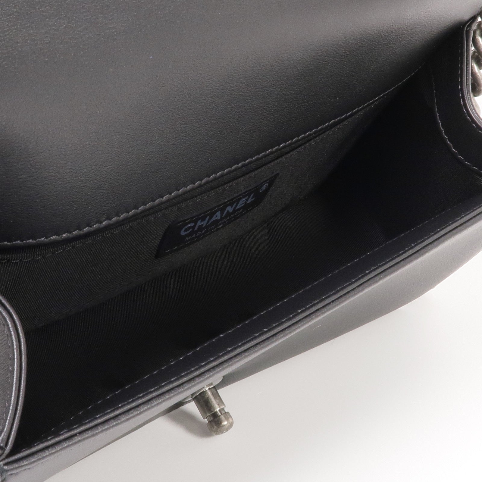 CHANEL 牛皮皮革Boy 25銀扣鏈帶肩背袋