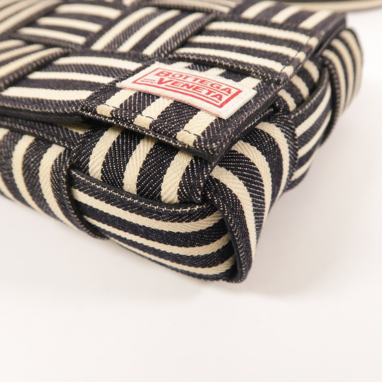BOTTEGA VENETA 牛仔布Cassette With Hickory Striped銀扣肩背袋