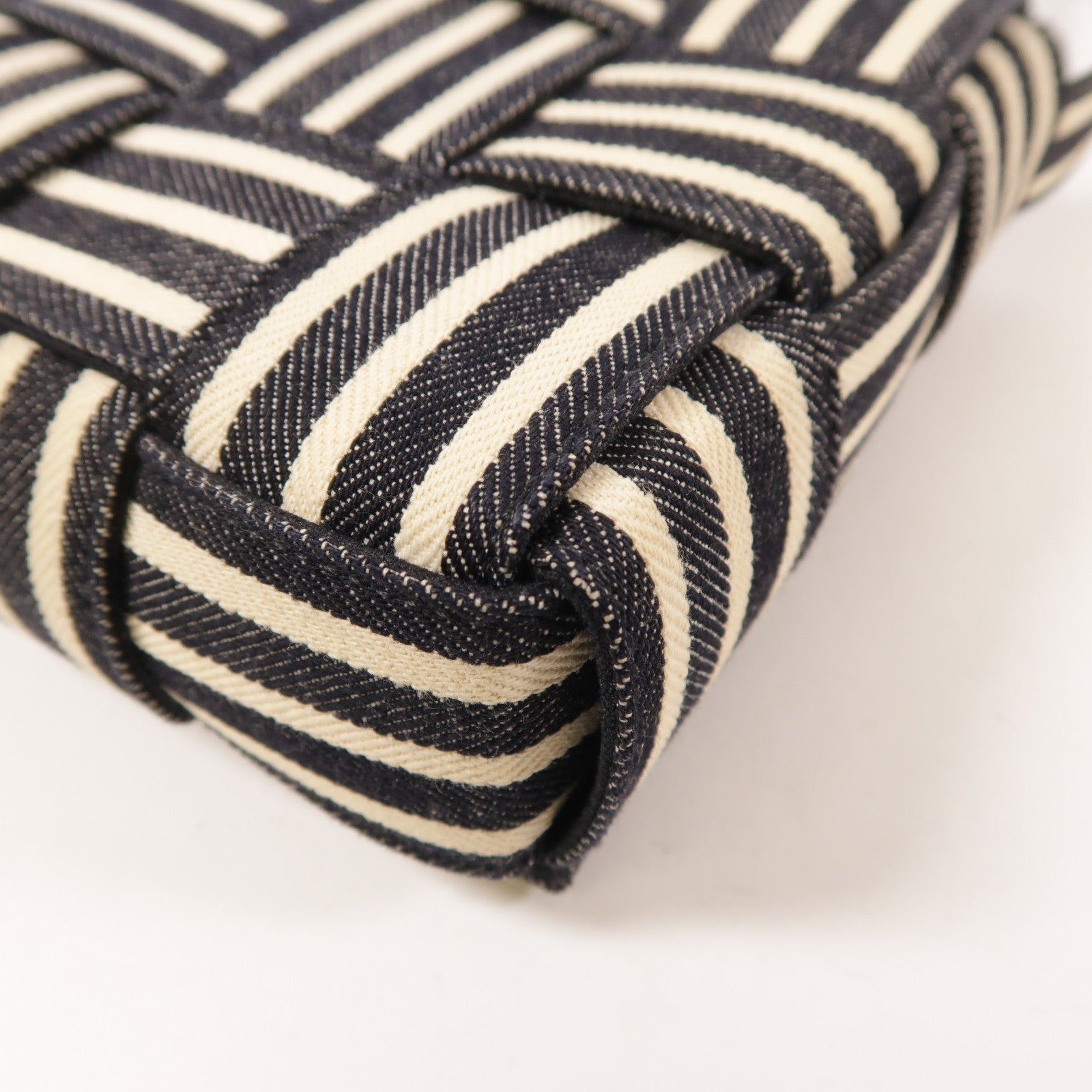 BOTTEGA VENETA 牛仔布Cassette With Hickory Striped銀扣肩背袋