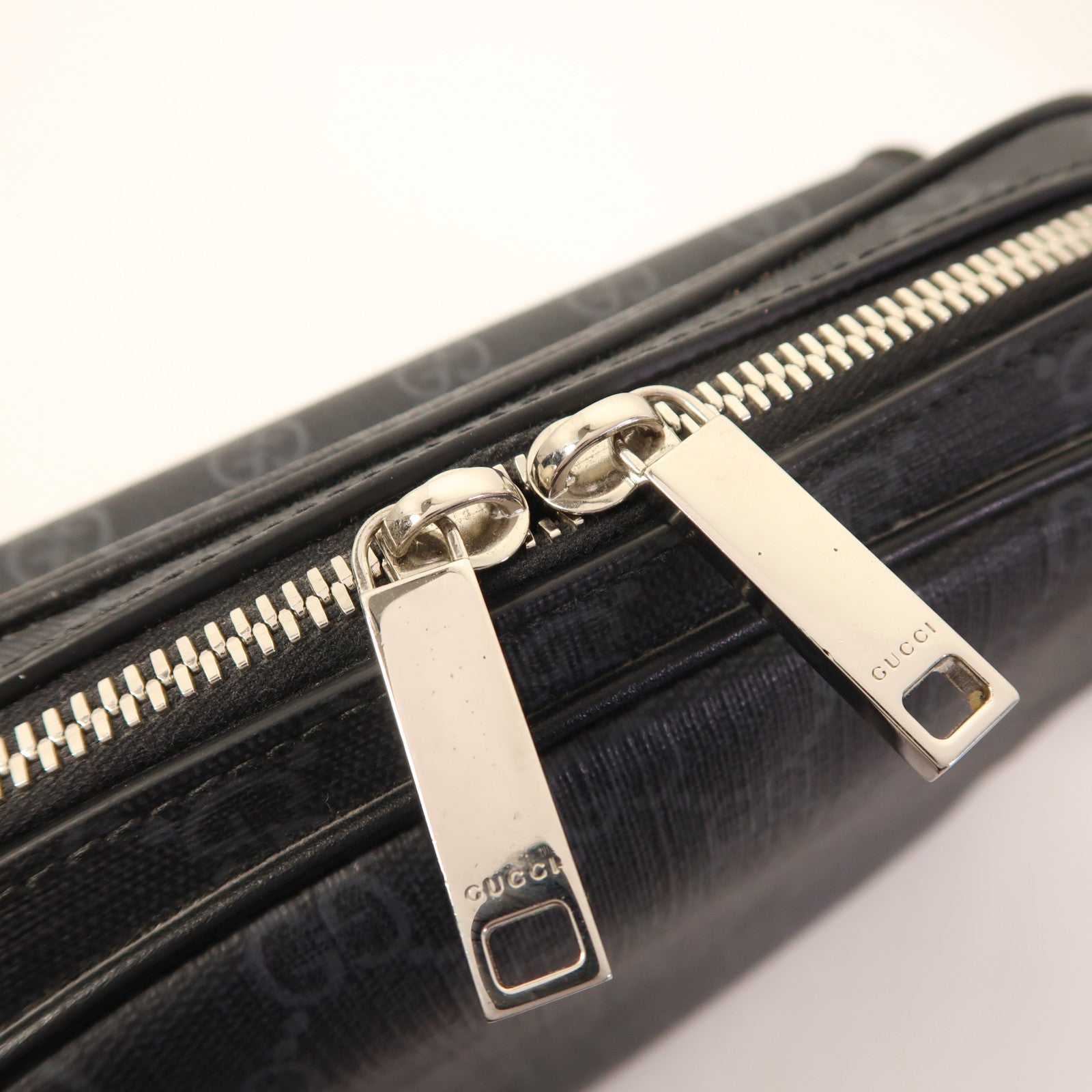 GUCCI 塗層帆布Crossbody Bag銀扣肩背袋