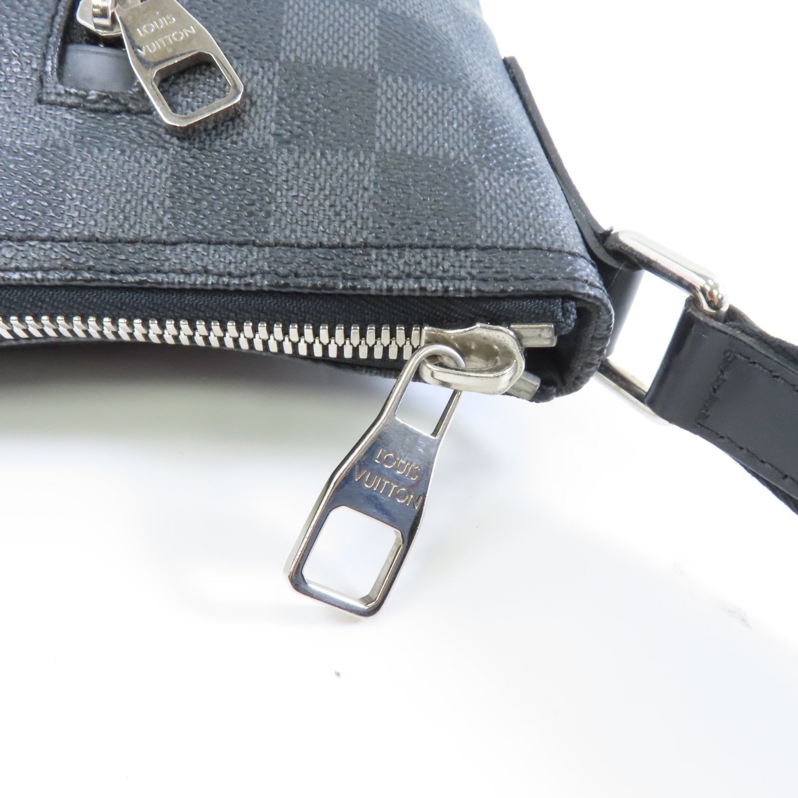 LOUIS VUITTON Damier Graphite Mick MM銀扣肩背袋黑色