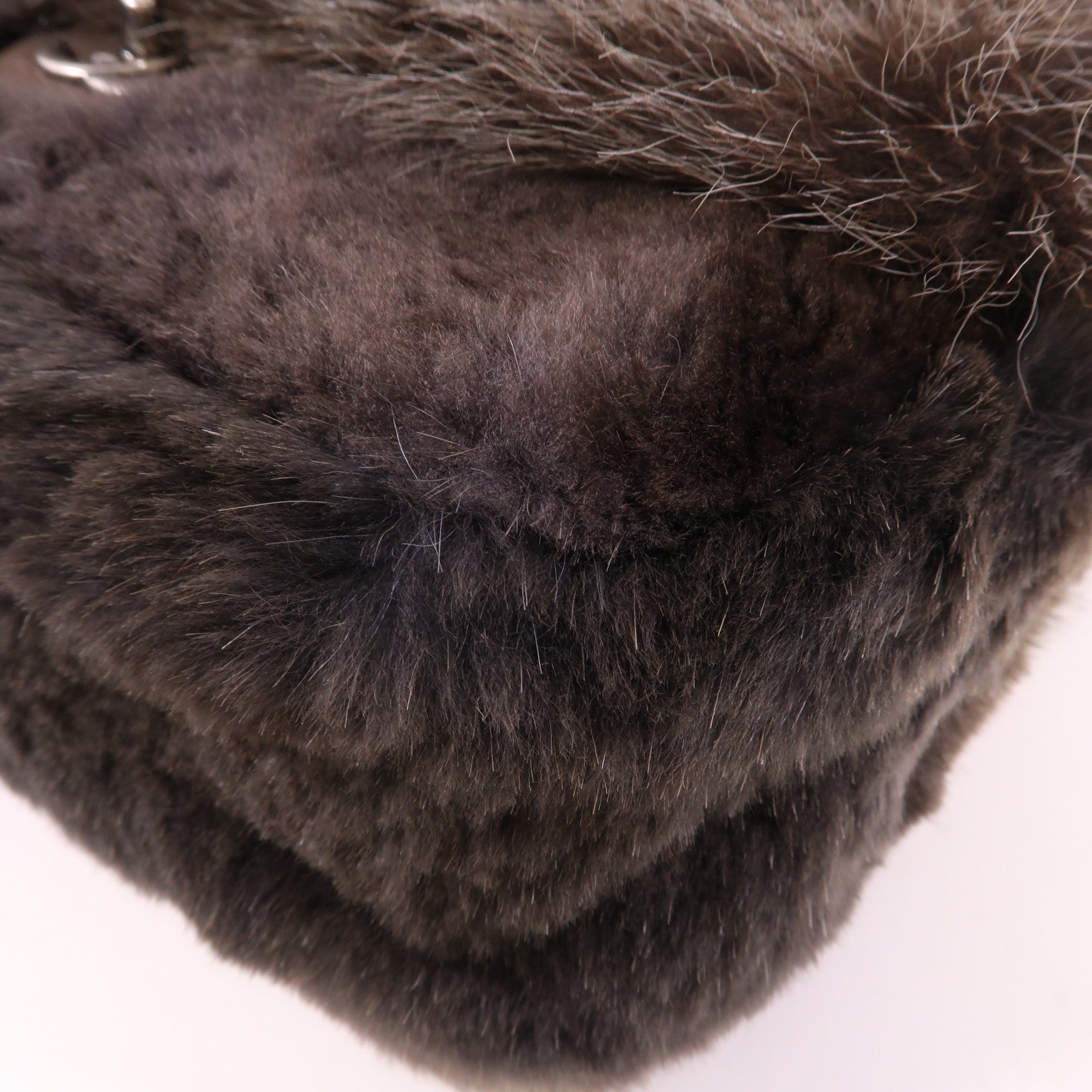 CHANEL 毛皮Fur CC Flap銀扣肩背袋灰色