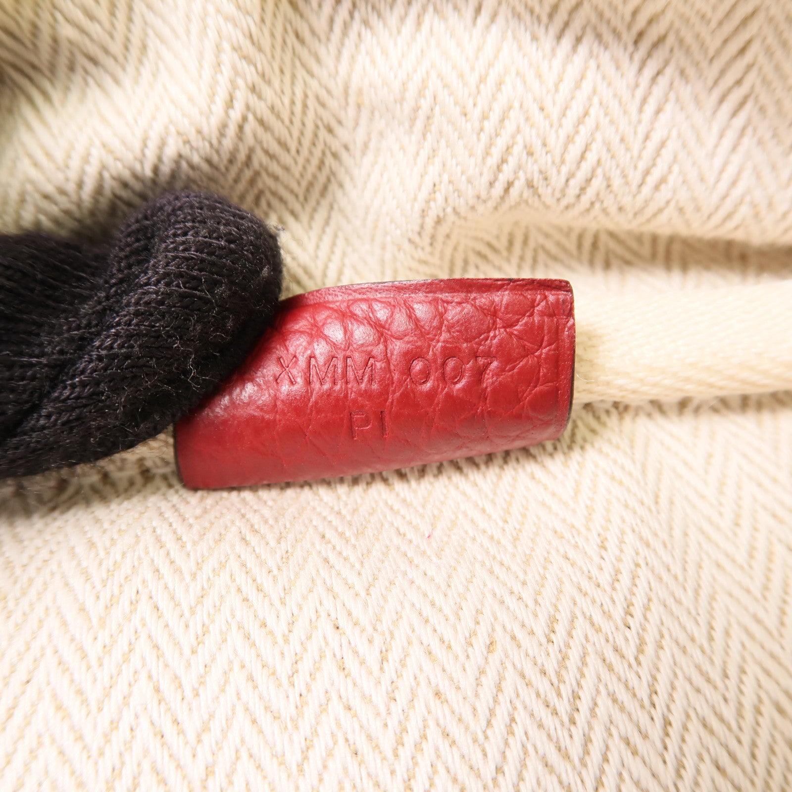 HERMES Clemence皮革Victoria 35銀扣肩背袋Rubis