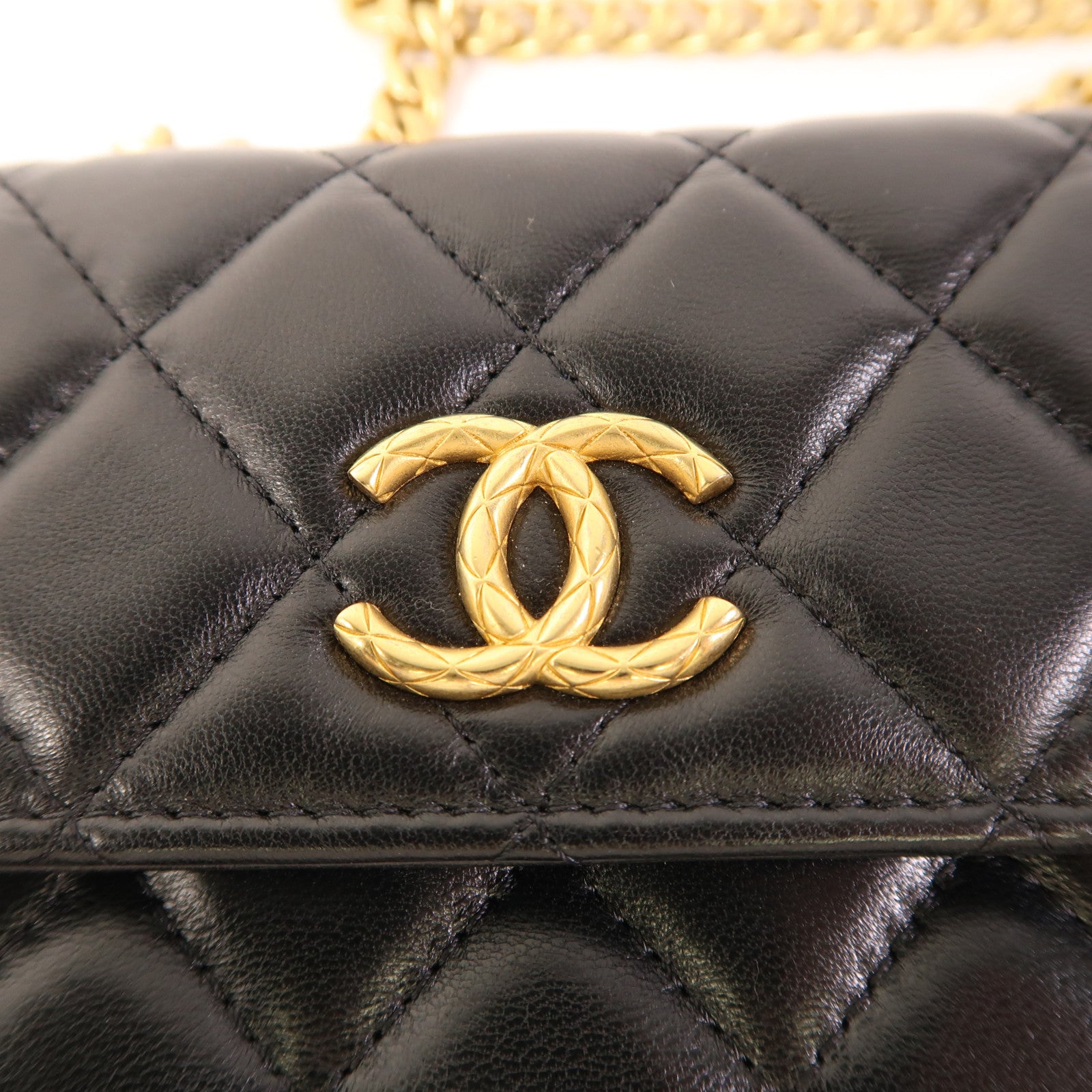 CHANEL 羊皮皮革Flap Phone Holder金扣鏈帶肩背袋