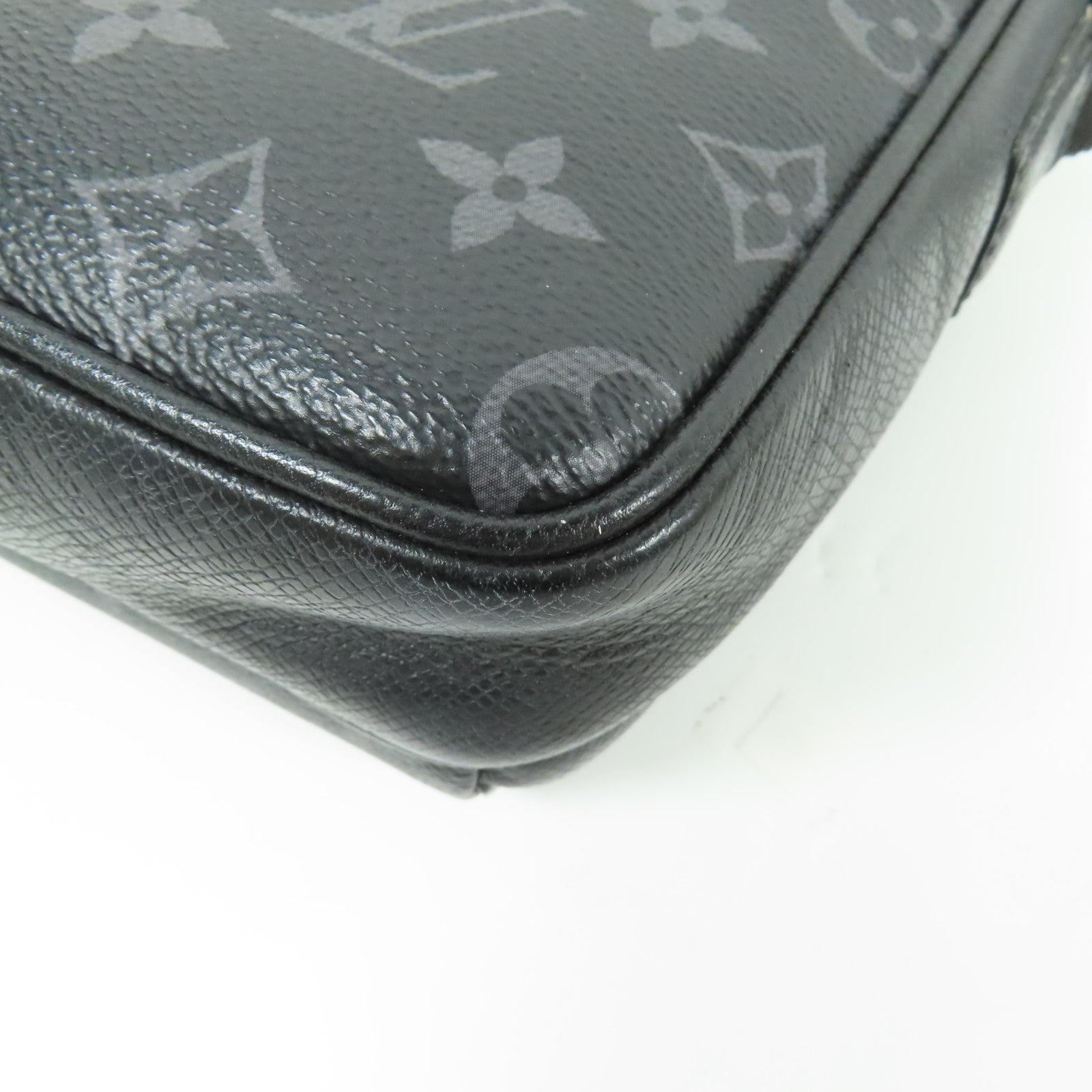 LOUIS VUITTON Monogram Eclipse/Taiga Outdoor Messenger銀扣肩背袋