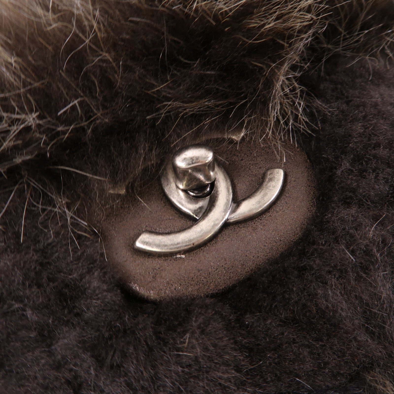 CHANEL 毛皮Fur CC Flap銀扣肩背袋灰色