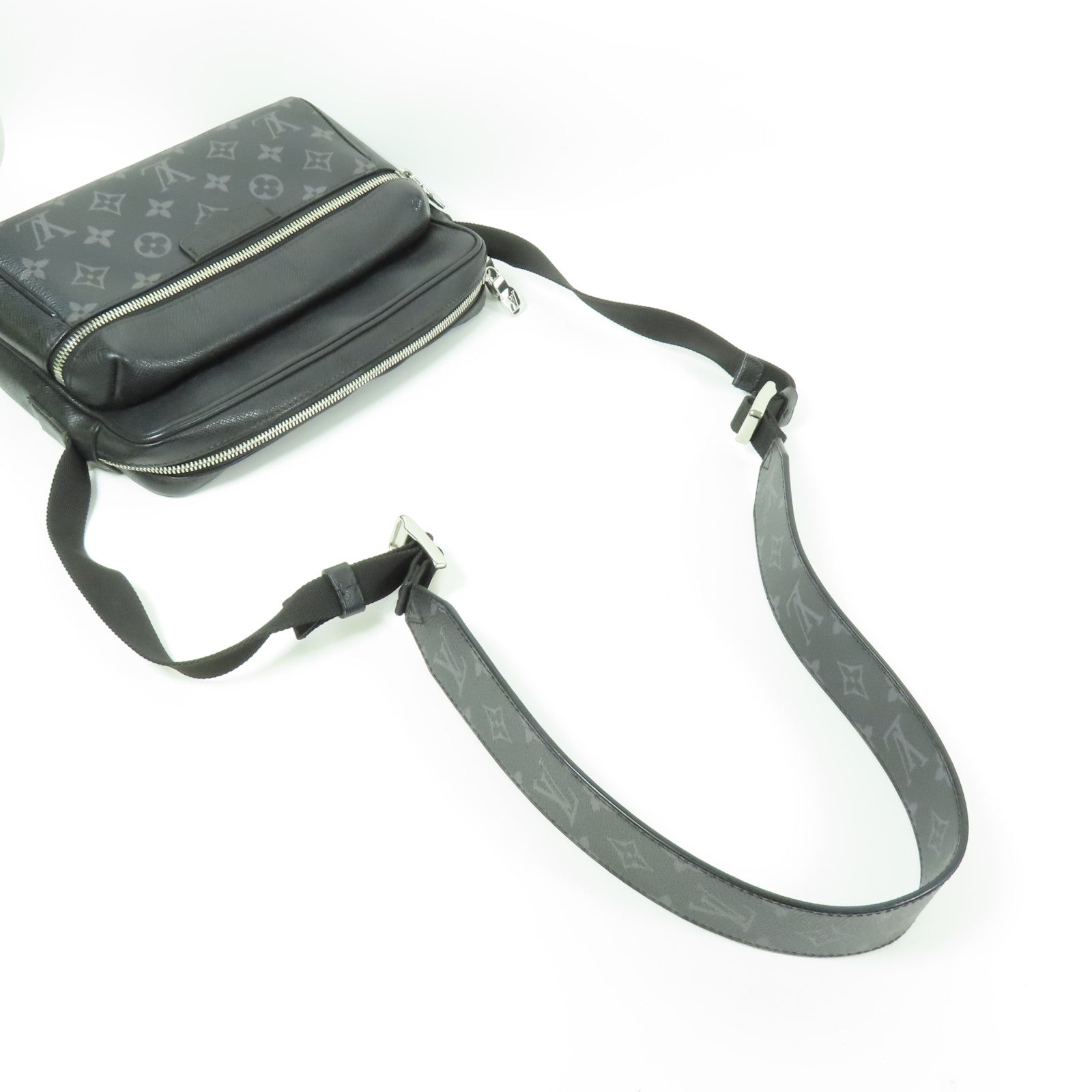 LOUIS VUITTON 【激減優惠】Monogram Eclipse/Taiga Outdoor Messenger銀扣肩背袋