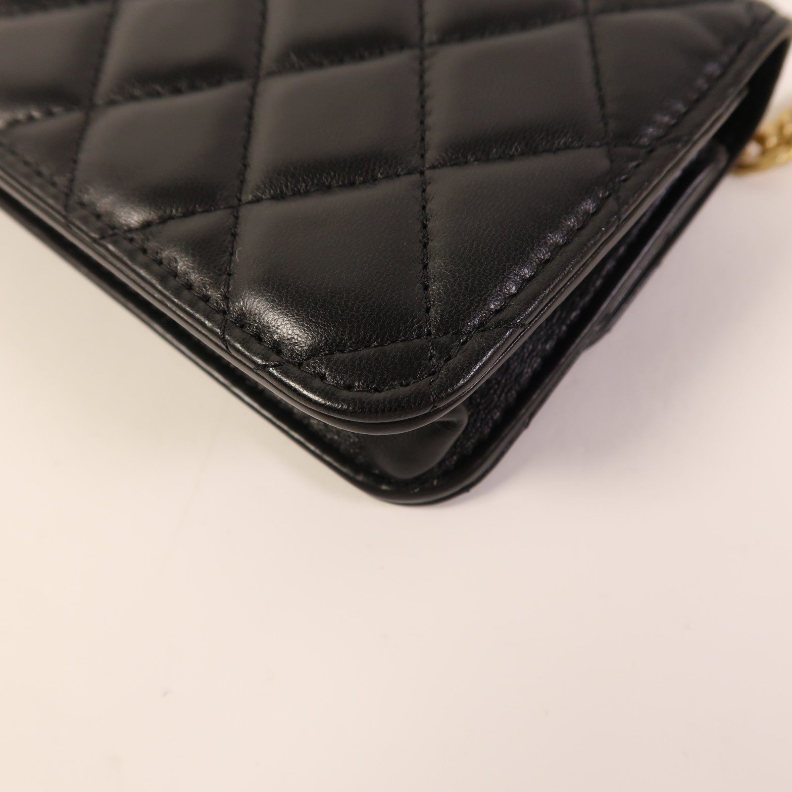 CHANEL 羊皮皮革Flap Phone Holder金扣鏈帶肩背袋