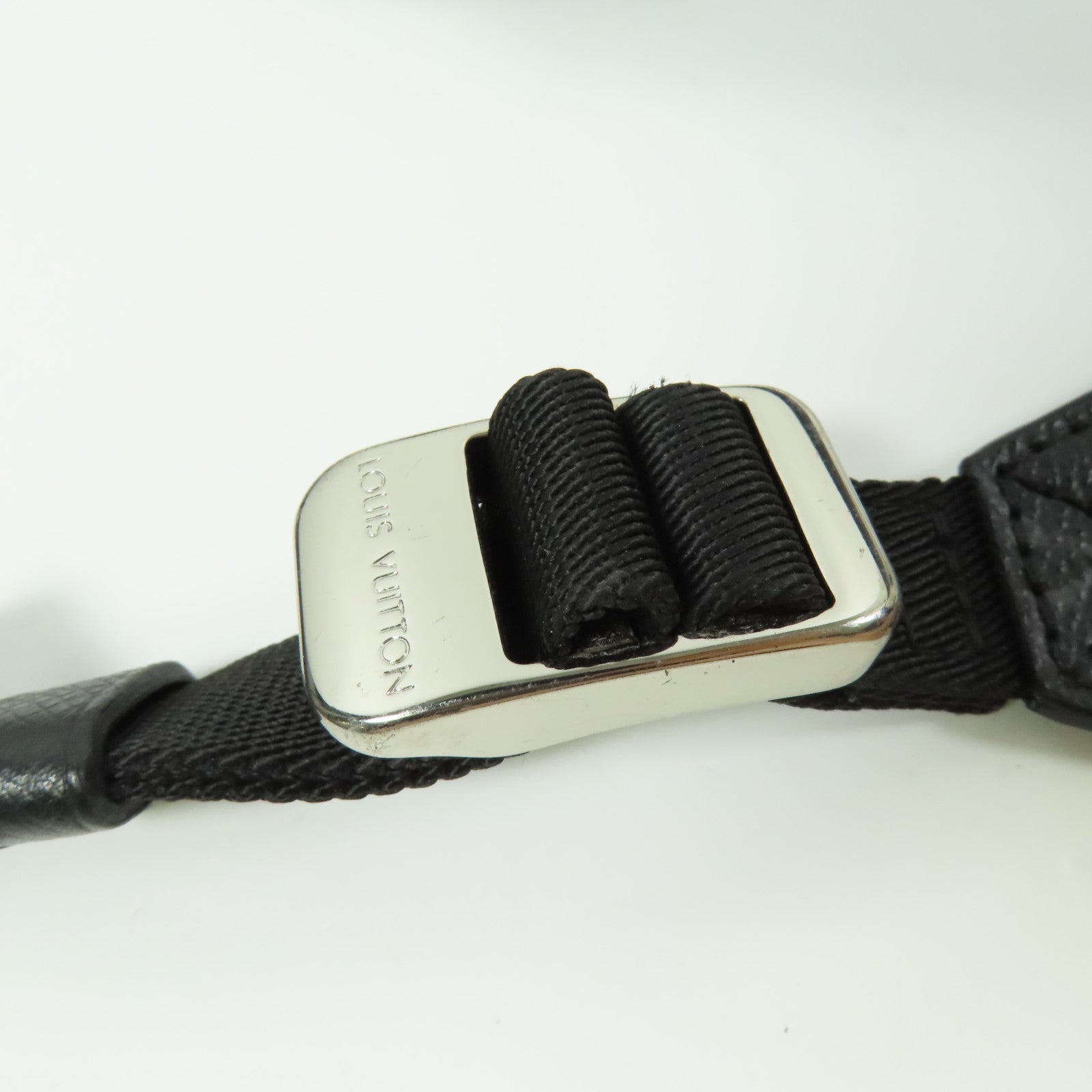 LOUIS VUITTON Monogram Eclipse/Taiga Outdoor Messenger銀扣肩背袋