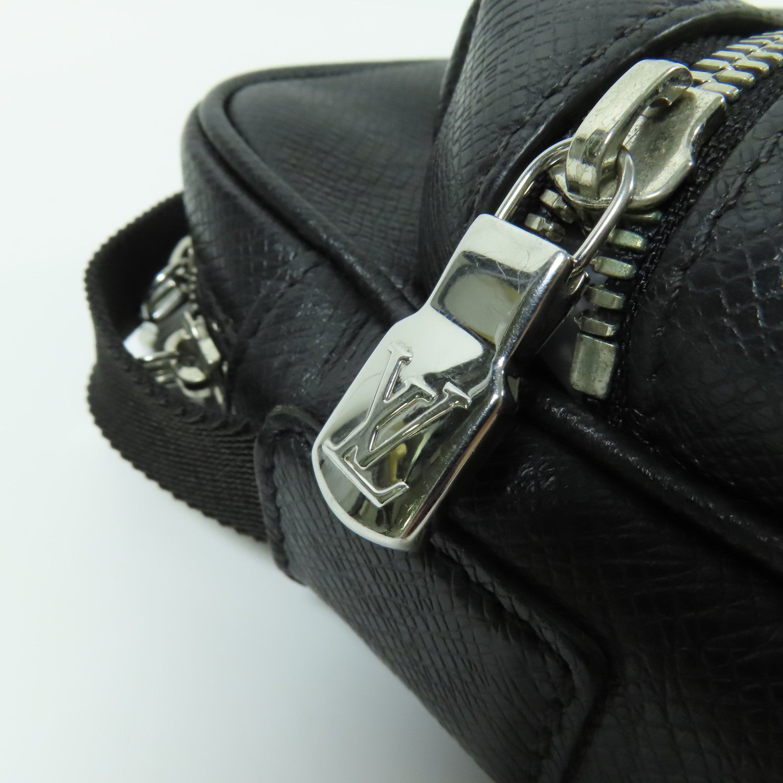 LOUIS VUITTON Monogram Eclipse/Taiga Outdoor Messenger銀扣肩背袋